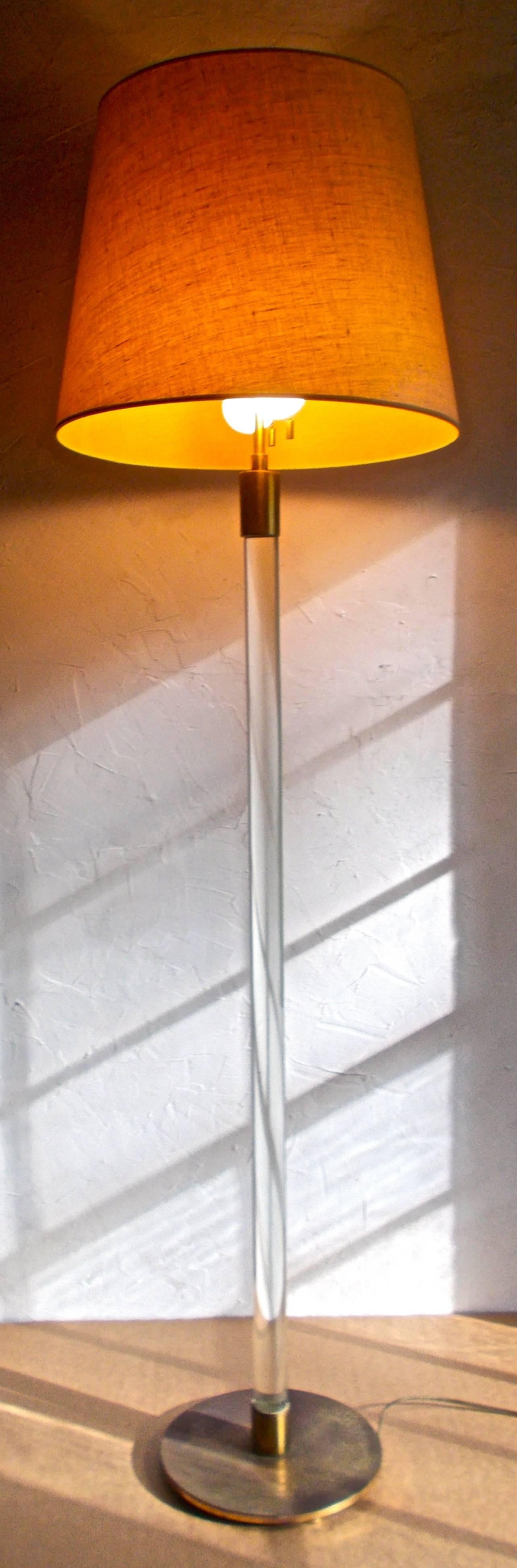 À la fois moderne et classique, dans la tradition de J. M. Frank, cette importante lampe fait un usage minimal du verre et du laiton. La hauteur est réglable de 55 à 60 pouces. L'abat-jour n'est pas inclus.