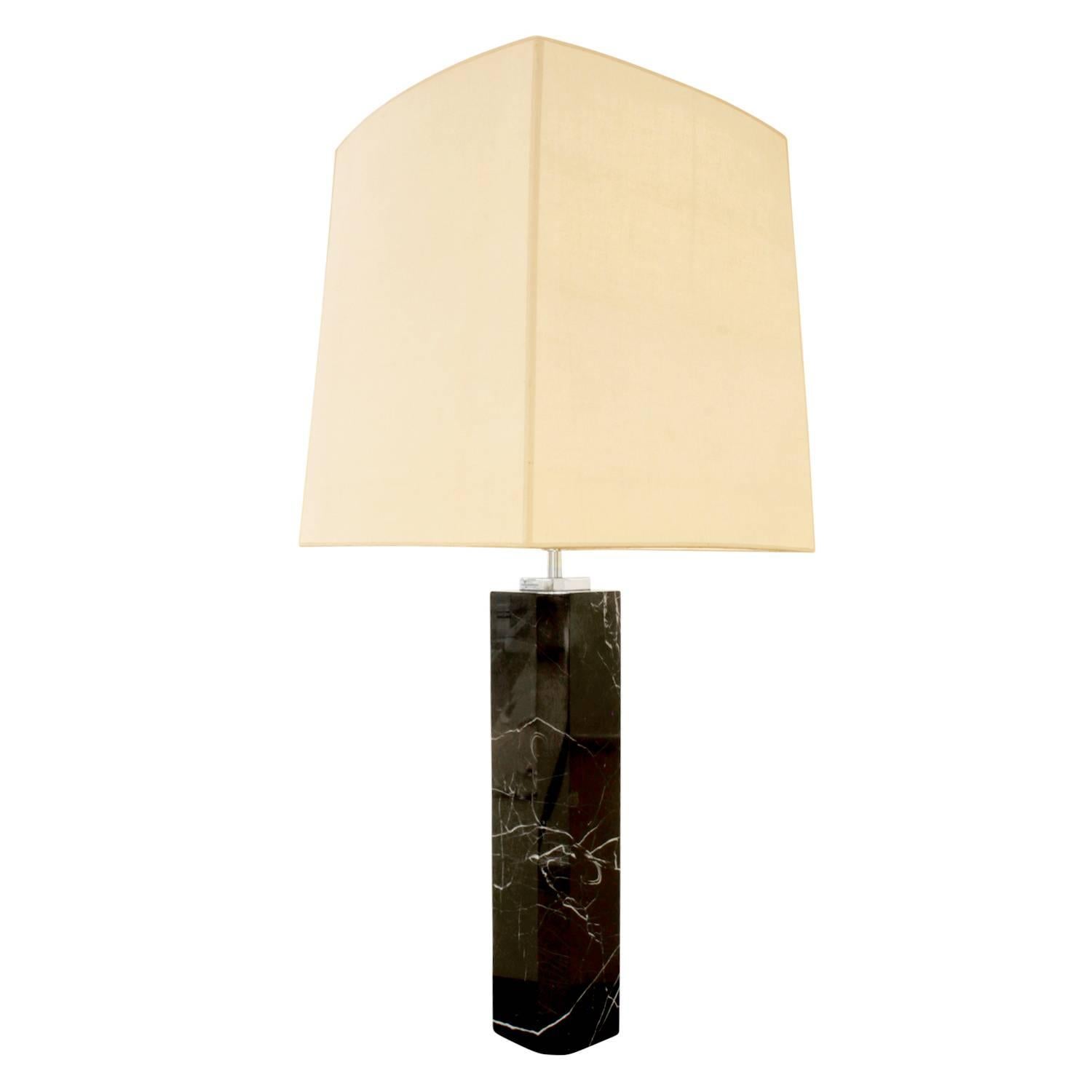 Elegant table lamp in black figured marble with three bulbs and patented spin switch by Hansen Lighting, American, 1960s.

Shade
W 14 inches
D 14 inches 
H 16 inches.