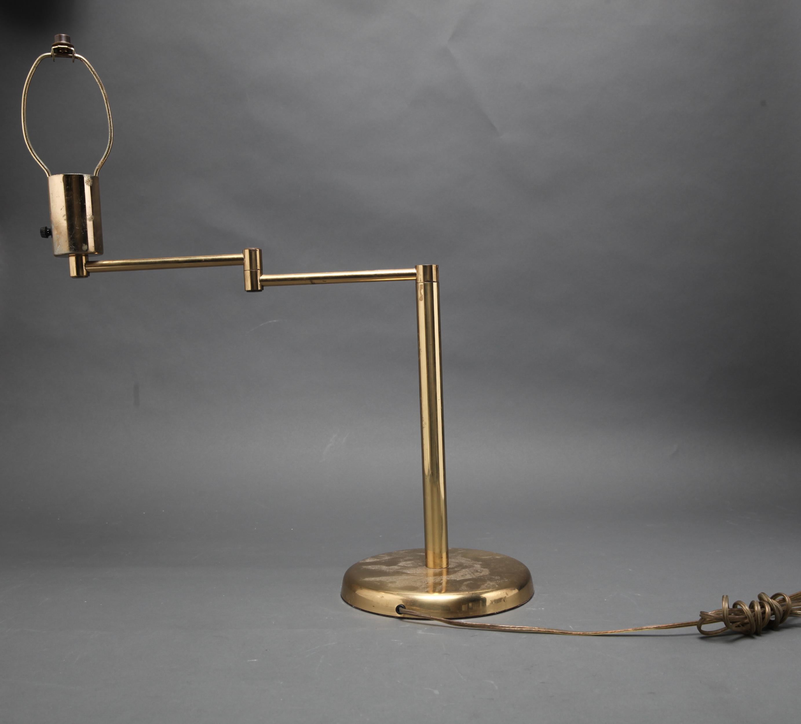 Hansen Mid-Century Modern Brass Swing Arm Table Lamp In Good Condition In Astoria, NY