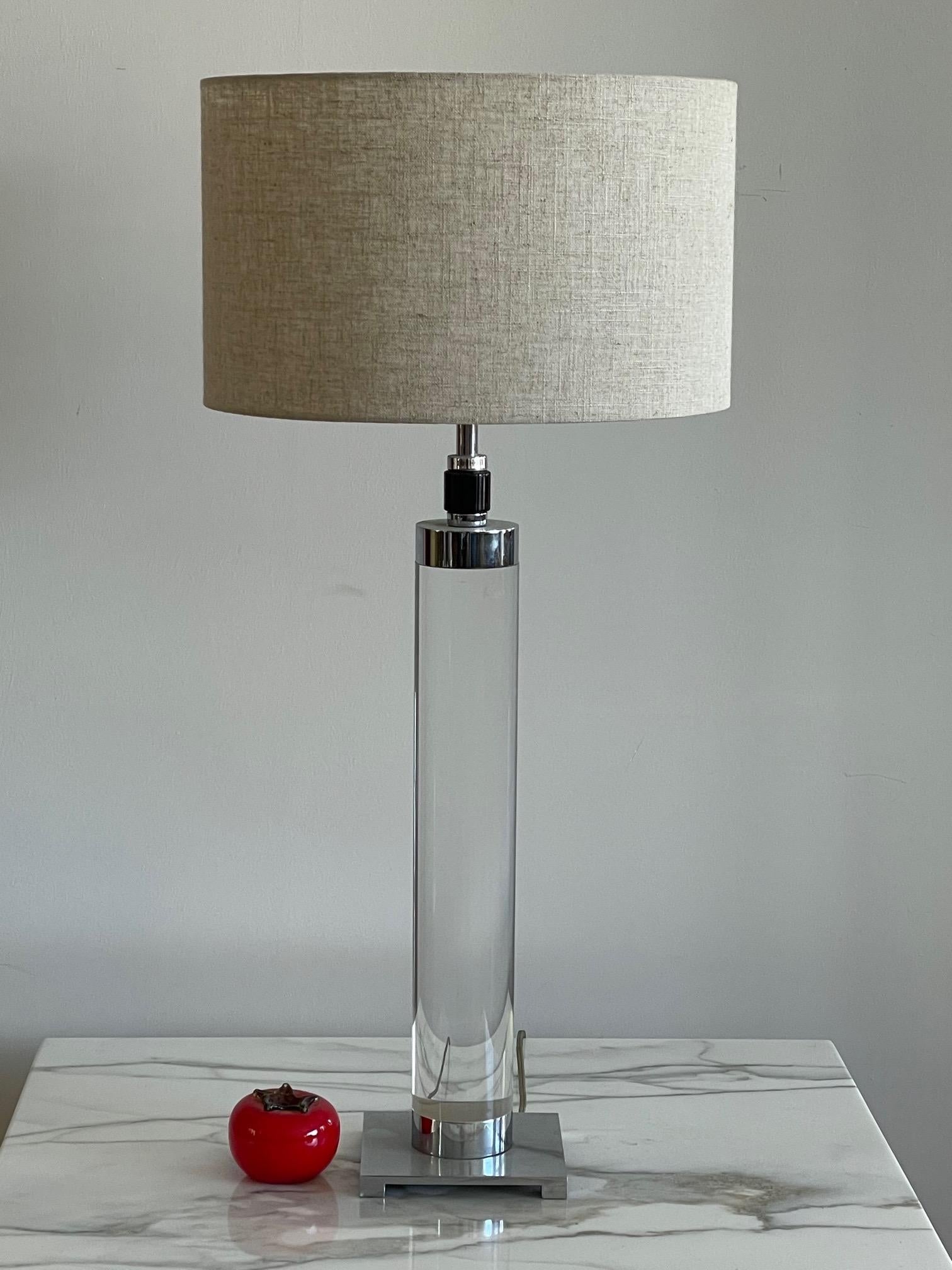 Lampe de table classique signée Hansen, New York. Acier chromé avec tige en verre et interrupteur à trois voies sur le dessus.