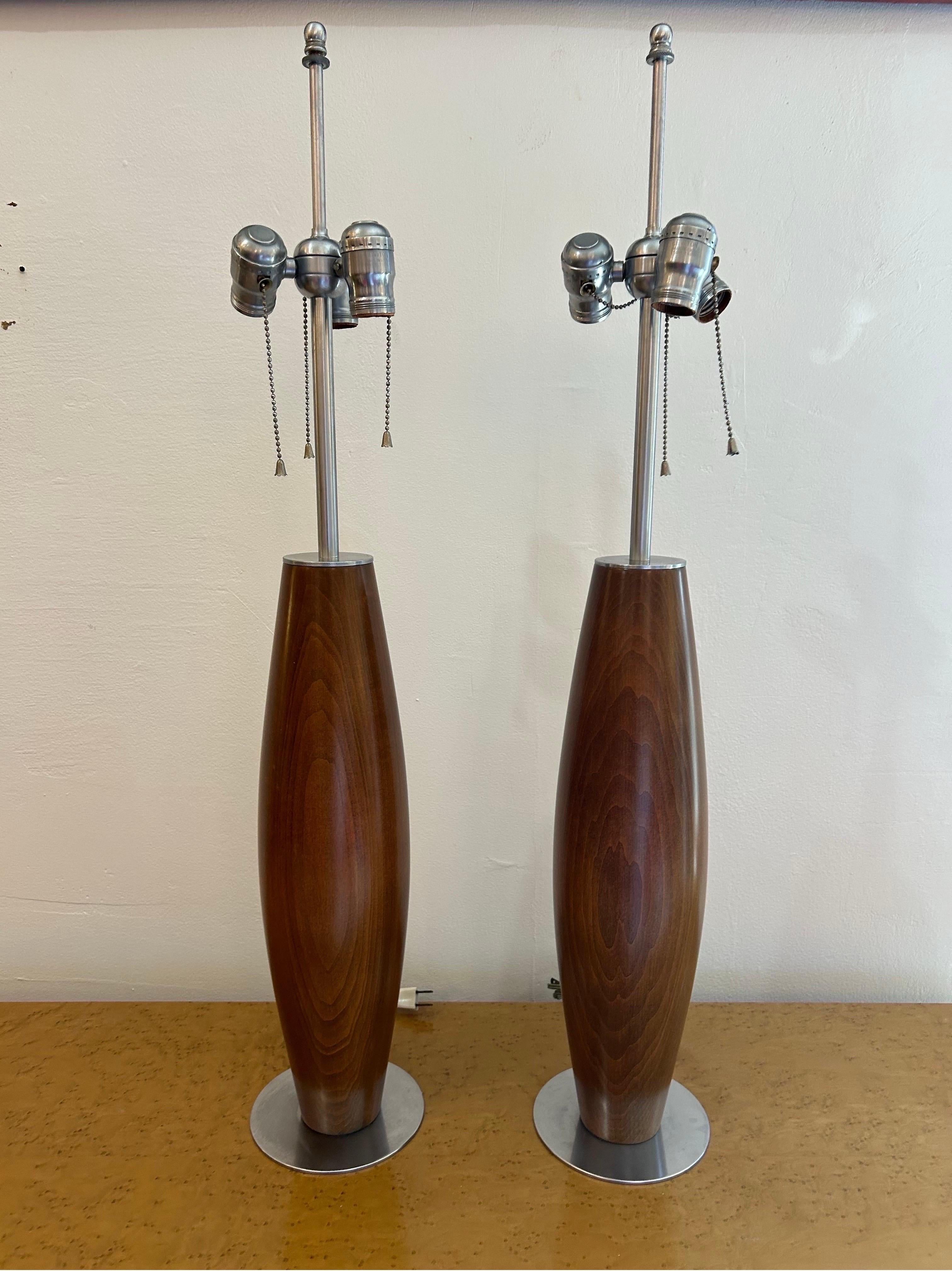 Paar Tischlampen aus Nussbaumholz I Stuart Ross James  für Hansen... komplett restauriert und in Ausstellungszustand gebracht...