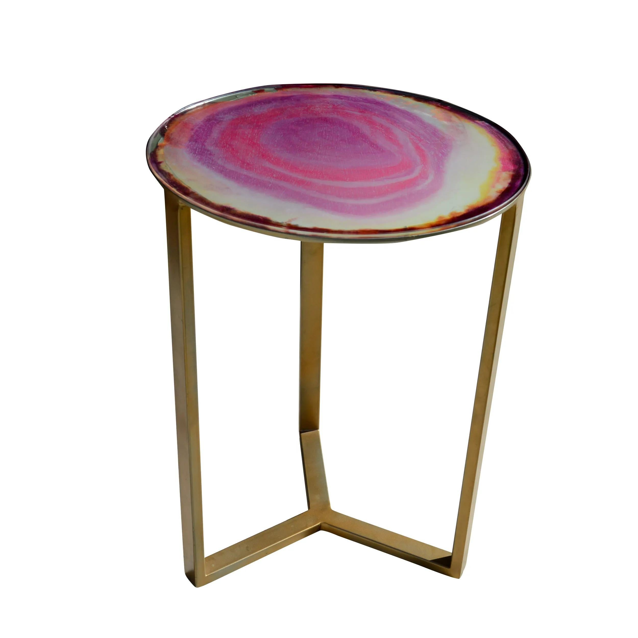 Esta mesa está fabricada por Hanshan y tiene un tablero de imitación de ágata. Tiene una base trípode fabricada en latón y sería un buen complemento para cualquier habitación.