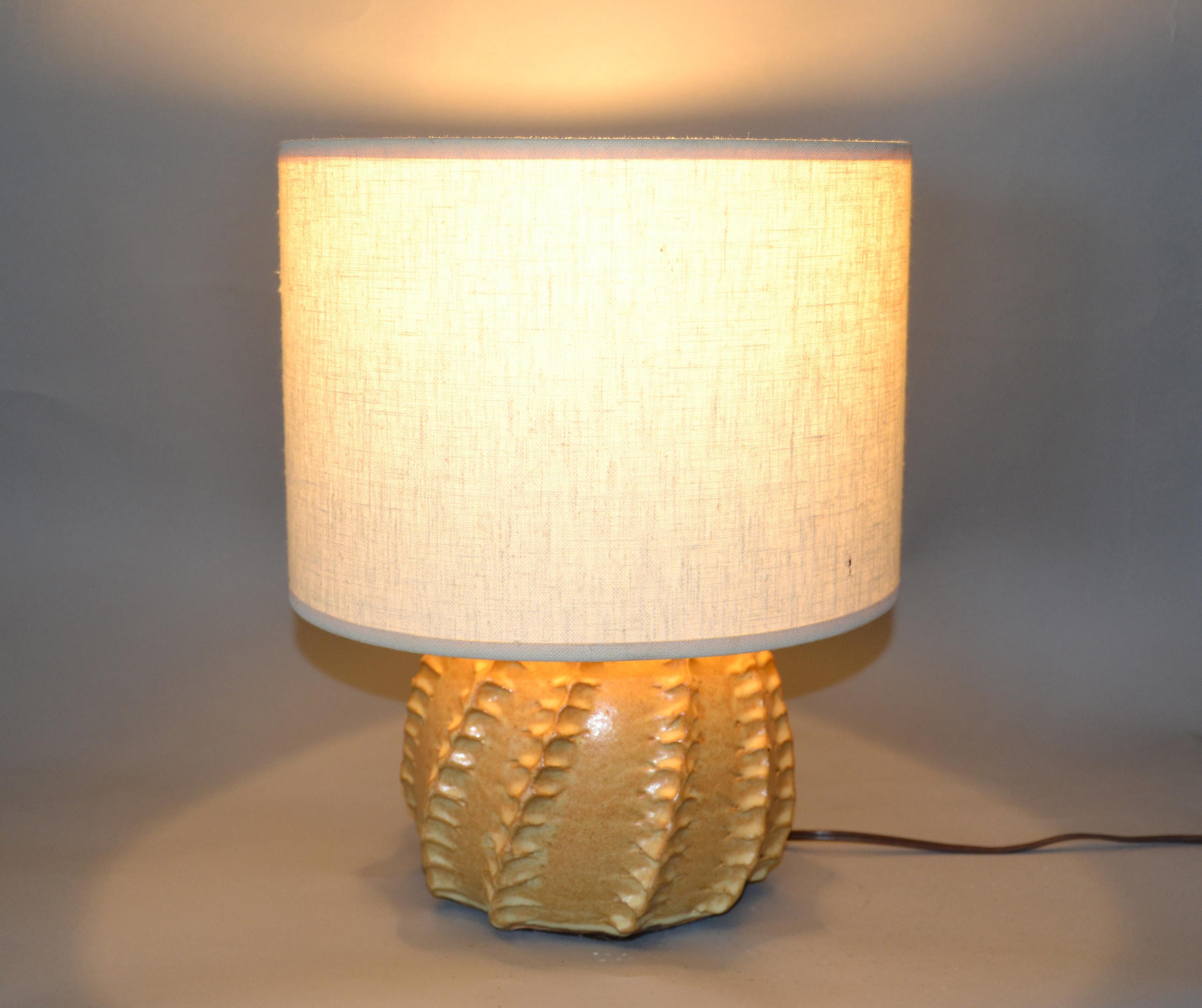 Hand-Crafted Hanson Mid-Century Modern Beige and Black Glazed Pottery Earthenware Table Lamp