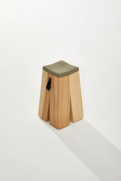 Sgabello Happens in legno di frassino e tessuto in lana verde melange di Heilig Objects
