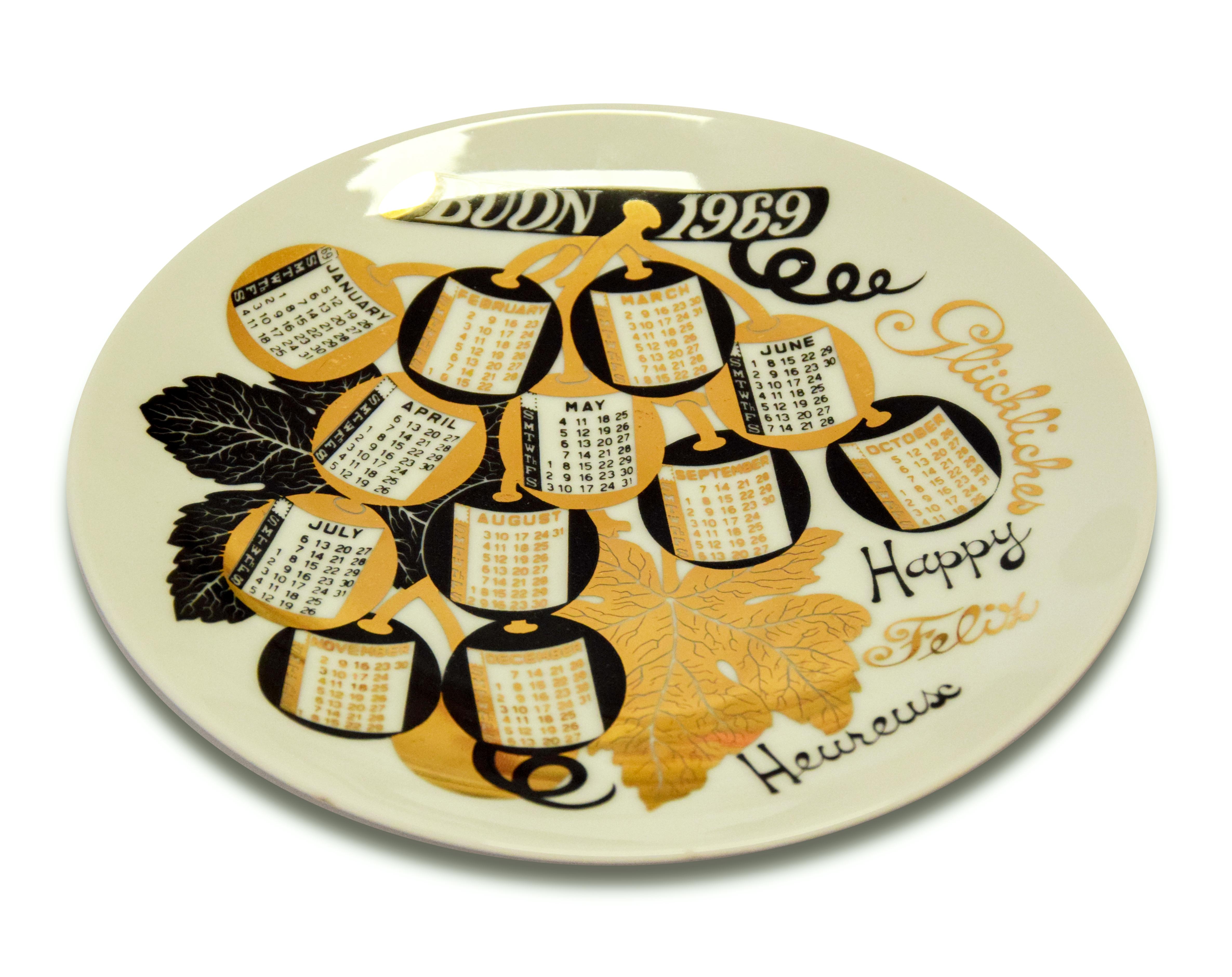 Buon 1969 - Calendario is a silk-screened porcelain plate, designed by the Italian artist Piero Fornasetti in 1969.

From the Calendario series, the Happy New Year plates series. 

Very good conditions, except for some imperceptible signs of the