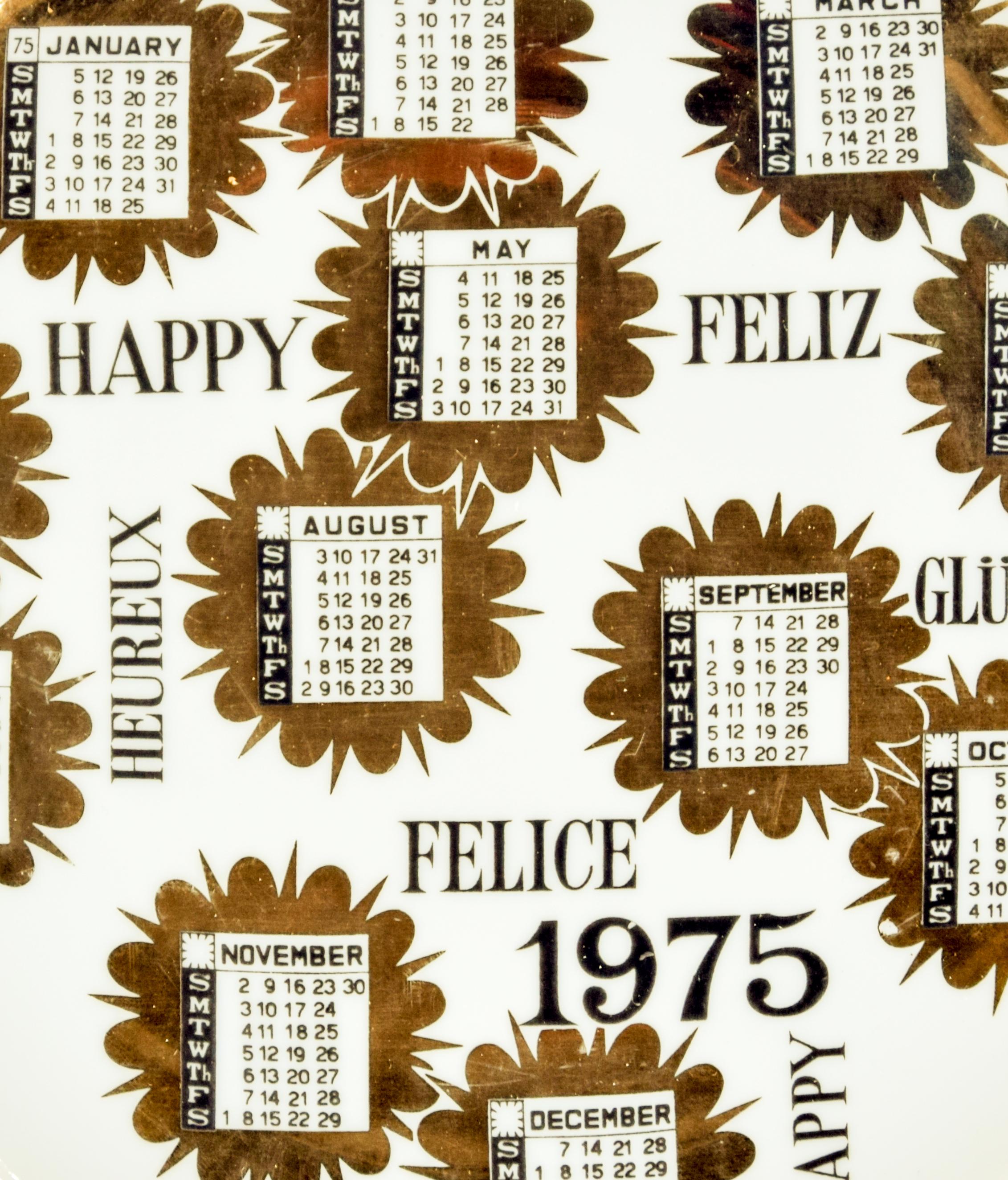 Felice 1975 Calendario is a silk-screened porcelain plate, designed by Piero Fornasetti in 1975 from the Calendario series, the Happy New Year dishes series. 

In very good conditions.

Black and white ceramic Fornasetti wall plate, illustrated