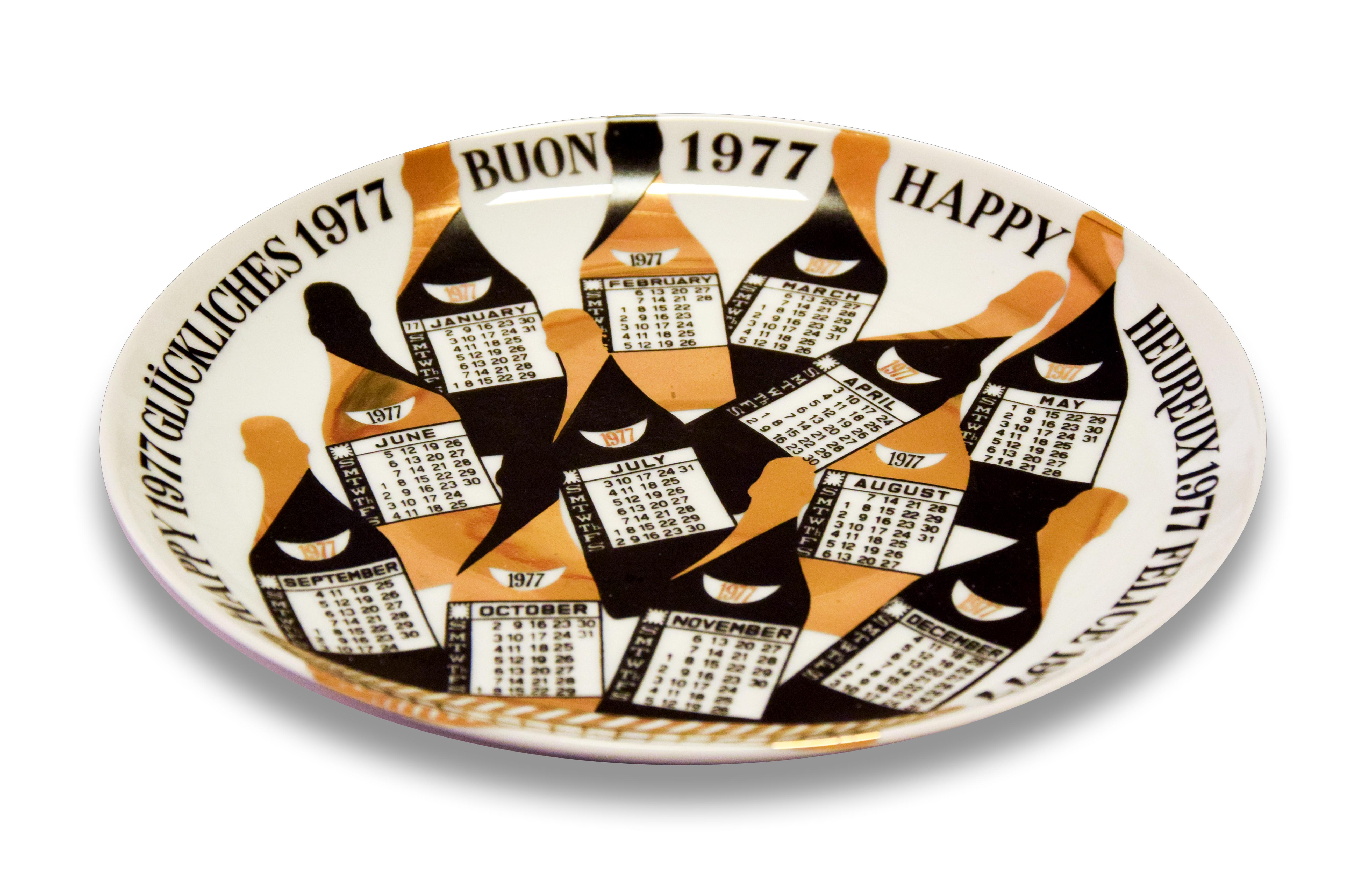 Buon 1977 Calendario is a silk-screened porcelain plate, designed by Piero Fornasetti in 1977 from the Calendario series, the Happy New Year dishes series. 

In very good conditions.

Black and white ceramic Fornasetti wall plate, illustrated
