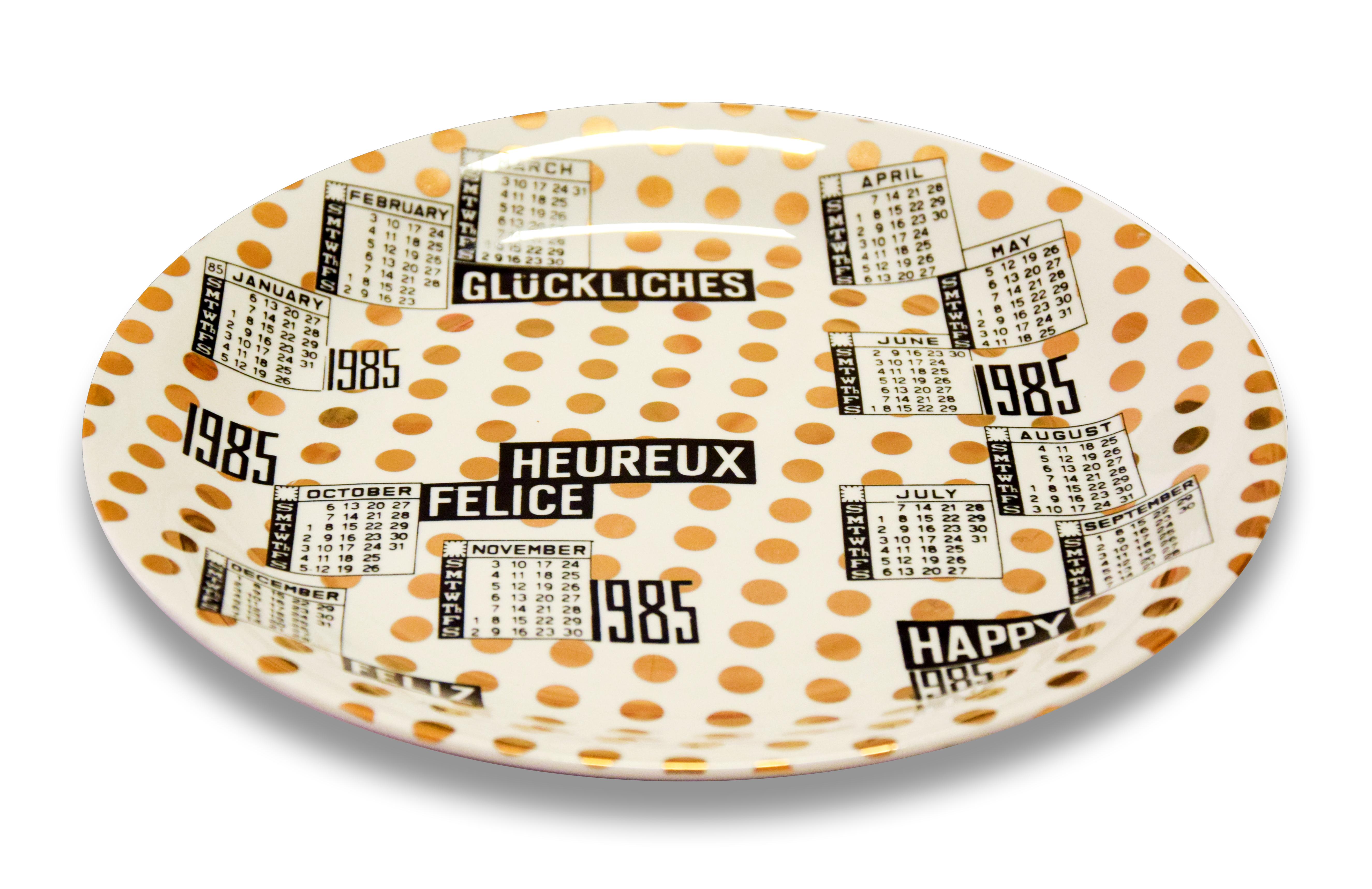 Happy 1985 Calendario is a silk-screened porcelain plate, designed by Piero Fornasetti in 1985 from the Calendario series, the Happy New Year dishes series. 

In excellent conditions: as good as new. 

Black and white ceramic Fornasetti wall