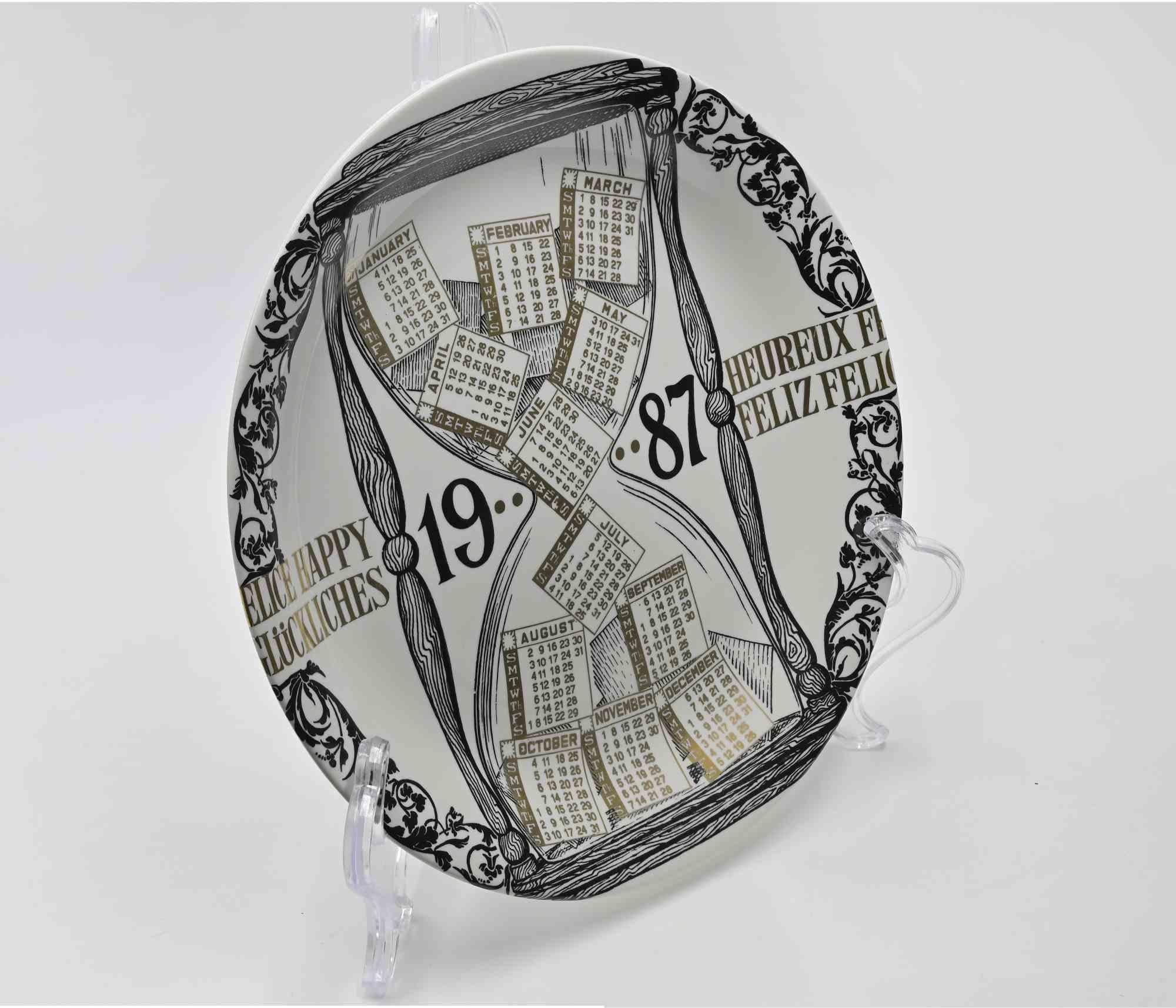 Happy 1987 - Calendario è un piatto in porcellana serigrafata, disegnato da Piero Fornasetti nel 1987, appartenente alla serie Calendario, la serie di piatti Happy New Year. 

Condizioni eccellenti: come nuovo. 

Piatto da parete in ceramica bianca