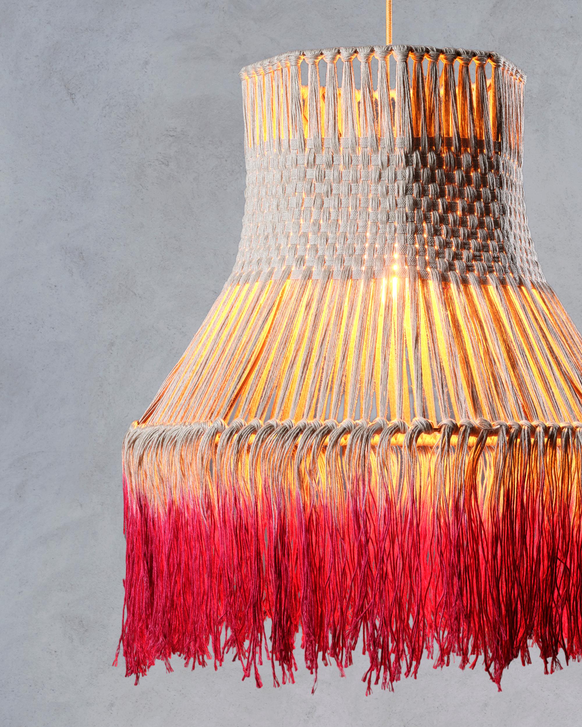 Lampada a sospensione Happy Beat di SKRYTA
Dimensioni: Ø 30/55 x H. 60 cm. 
Materiali: Ordito di lino.

Disponibile in due misure. Realizzato a mano con gli avanzi di ordito in lino di un'industria locale di tappeti. Tutte le nostre lampade possono