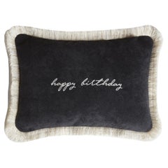 Coussin Happy Birthday   velours noir avec franges blanches