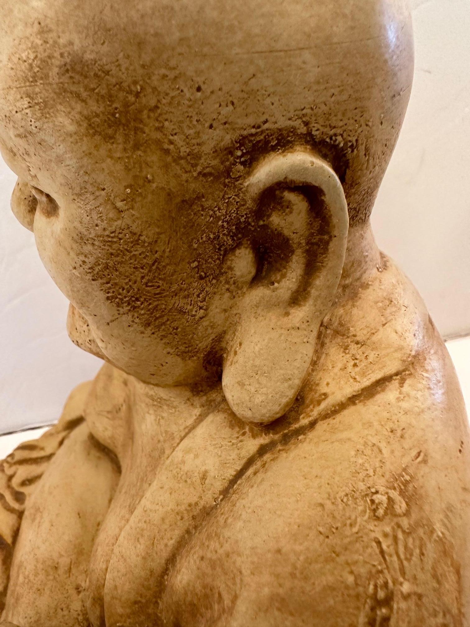 Sculpture de Bouddha en pierre moulée Happy Bon état - En vente à Hopewell, NJ