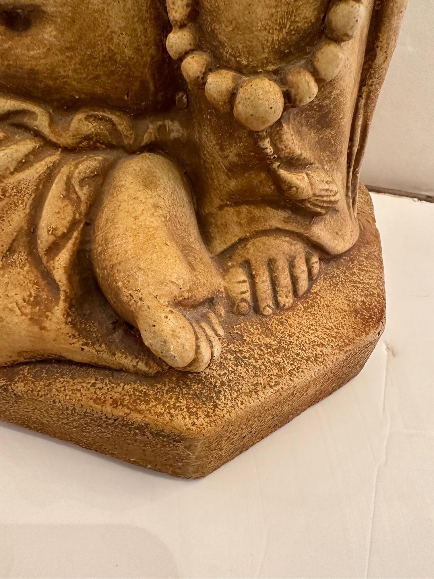 Pierre artificielle Sculpture de Bouddha en pierre moulée Happy en vente