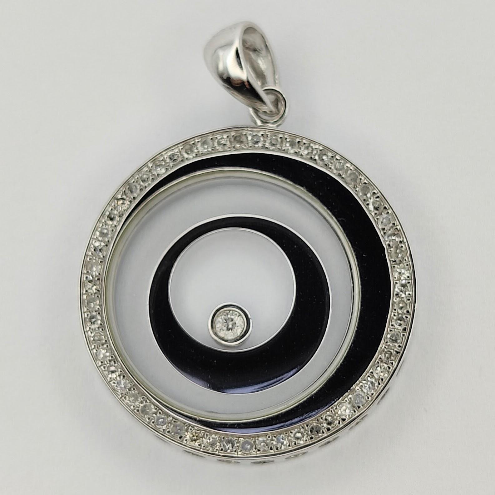 Questo bellissimo ciondolo Happy Diamonds a forma di cerchi eccentrici è la scelta perfetta per chi cerca un accessorio unico ed elegante. Il ciondolo è realizzato in oro bianco 18 carati di alta qualità e presenta un design straordinario con un