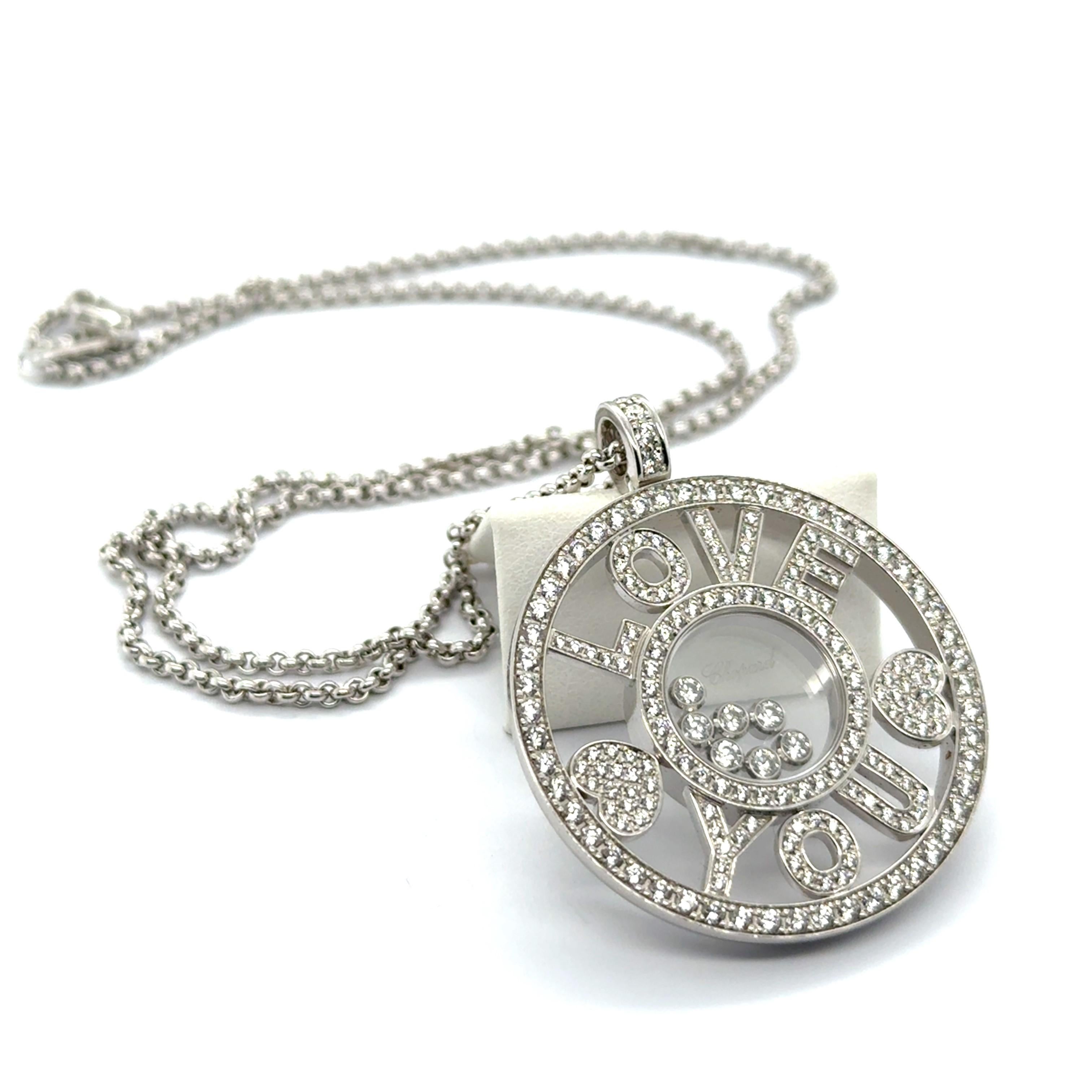 Prova un'eleganza senza tempo con la collana Happy Diamonds di Chopard, realizzata in squisito oro bianco 18 carati. Questo splendido pezzo presenta 194 diamanti a taglio brillante di colore F-G e purezza vvs, per un totale di 2,07 carati,