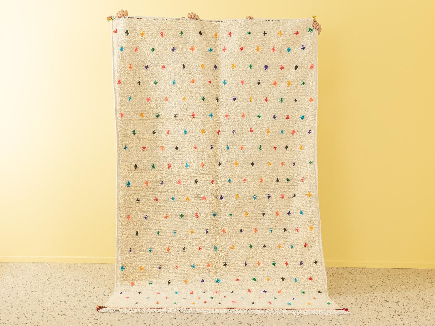 Happy Dots est un tapis contemporain 100% laine - épais et doux, confortable sous le pied. Nos tapis berbères sont tissés et noués à la main par des femmes amazighes dans les montagnes de l'Atlas. Ces communautés fabriquent des tapis depuis des