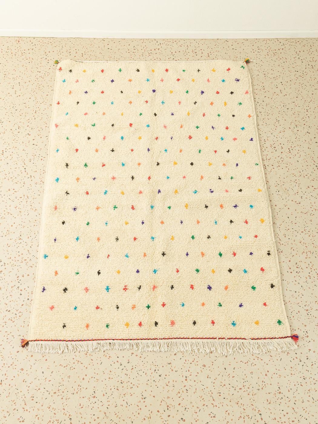 Marocain Tapis berbère Happy Dots en soie de Maroc crème nouée à la main en vente