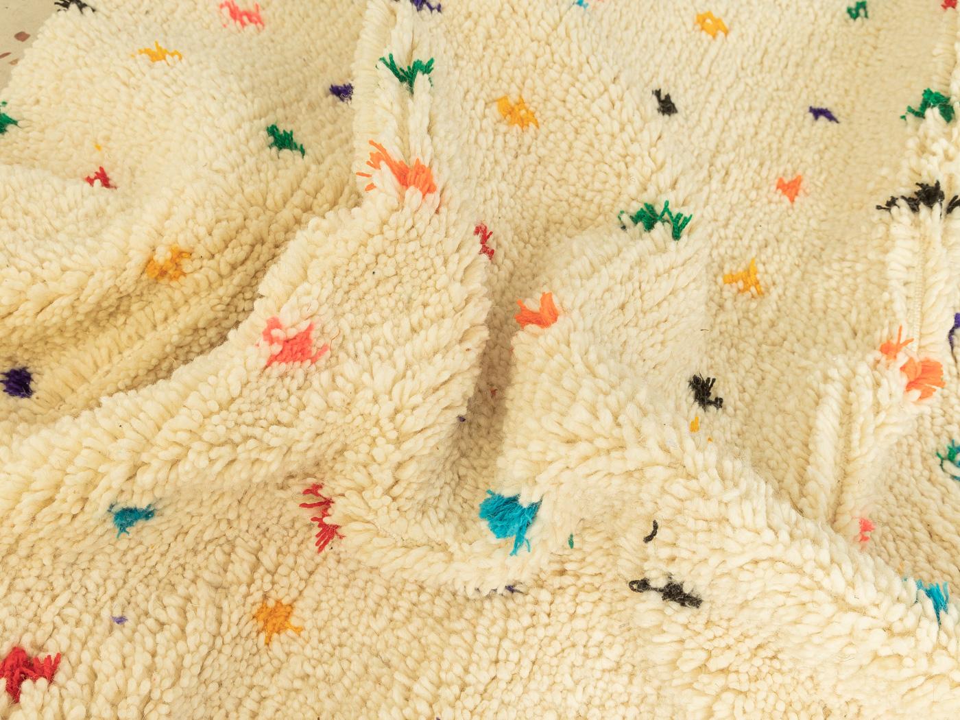 Tissé à la main Tapis berbère Happy Dots en soie de Maroc crème nouée à la main en vente