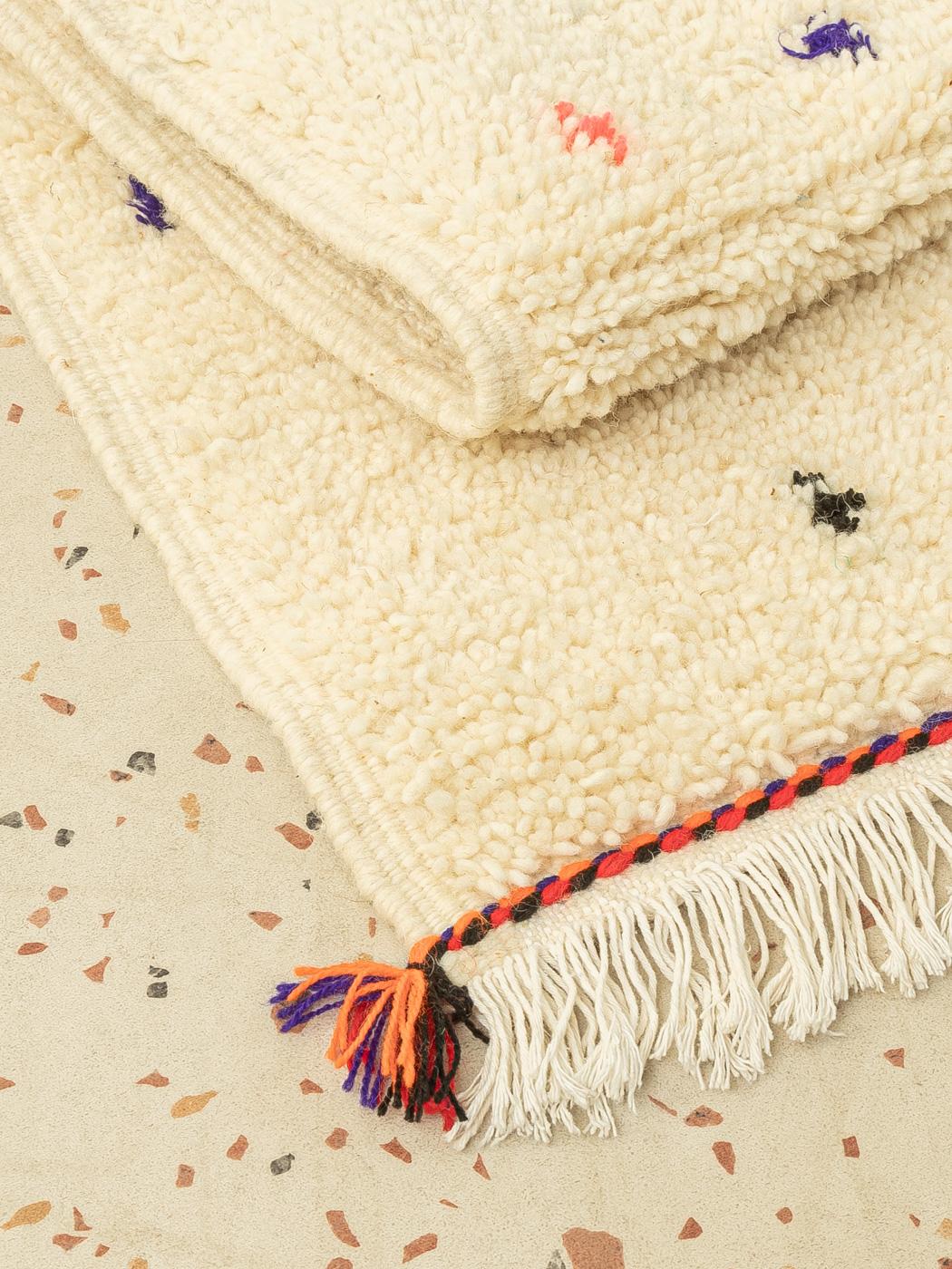 Tapis berbère Happy Dots en soie de Maroc crème nouée à la main en vente 1