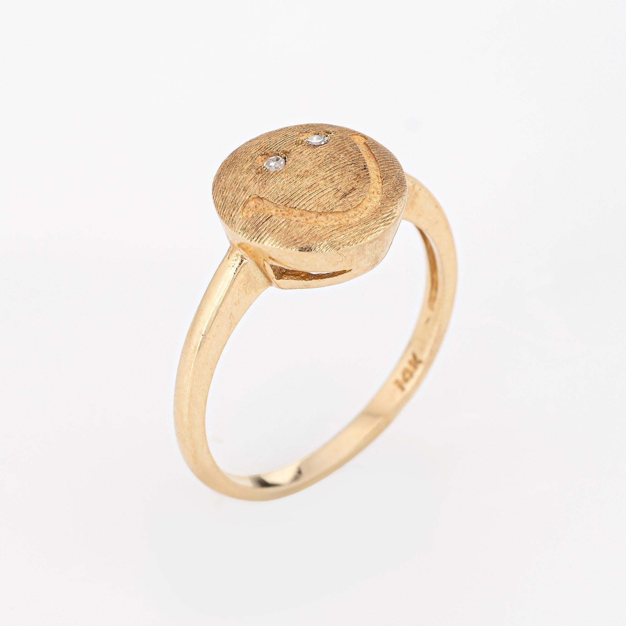 Stilvoller Vintage-Diamantring mit Happy Face (ca. 1980er bis 1990er Jahre) aus 14 Karat Gelbgold. 

Einzelne geschliffene Diamanten haben einen geschätzten Wert von 0::02 Karat (geschätzte Farbe H-I und Reinheit SI1). 

Das süße:: fröhliche Gesicht