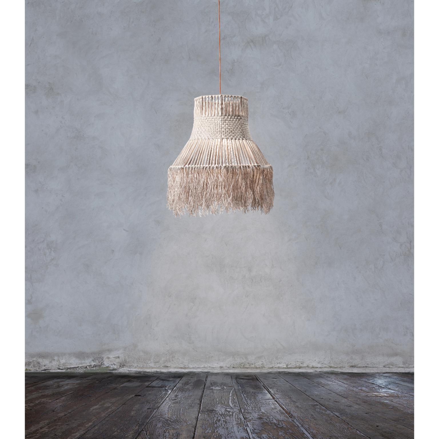 Lampada a sospensione Happy Flax di SKRYTA
Dimensioni: Ø 22,5/40 x H. 50 cm. 
Materiali: Ordito in lino

Disponibile in due misure. Realizzato a mano con gli avanzi di ordito in lino di un'industria locale di tappeti. Tutte le nostre lampade possono