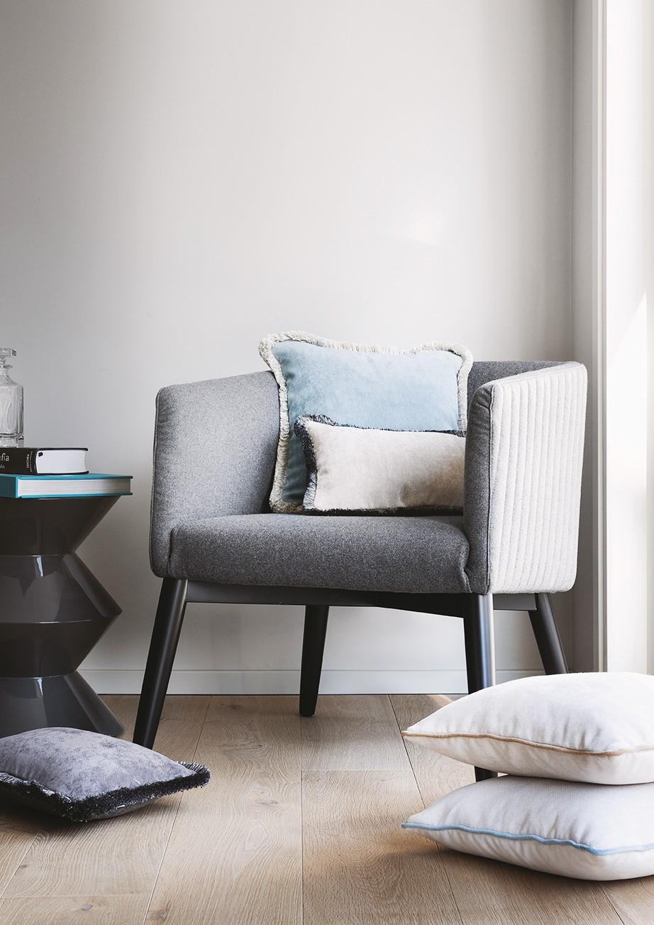 La Collection'S Happy Frame è in grado di creare un'atmosfera raffinata in qualsiasi arredamento. Il semplice rivestimento in velluto nuvolato si combina con la cornice in velluto bordò, delineando la sua raffinata silhouette. Questa collezione