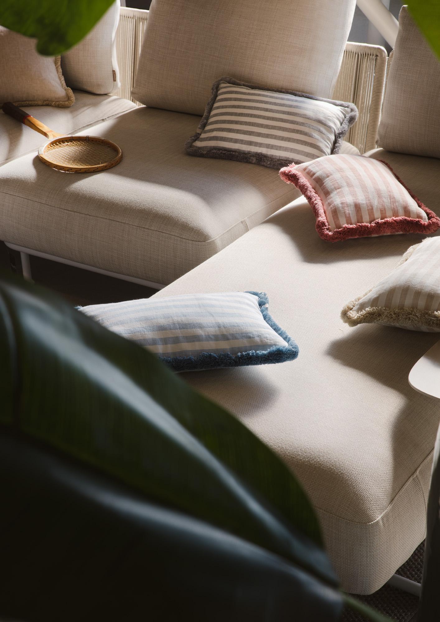 Almohada Happy Linen Rayas Blanco Beige con Flecos Beige Italiano en venta