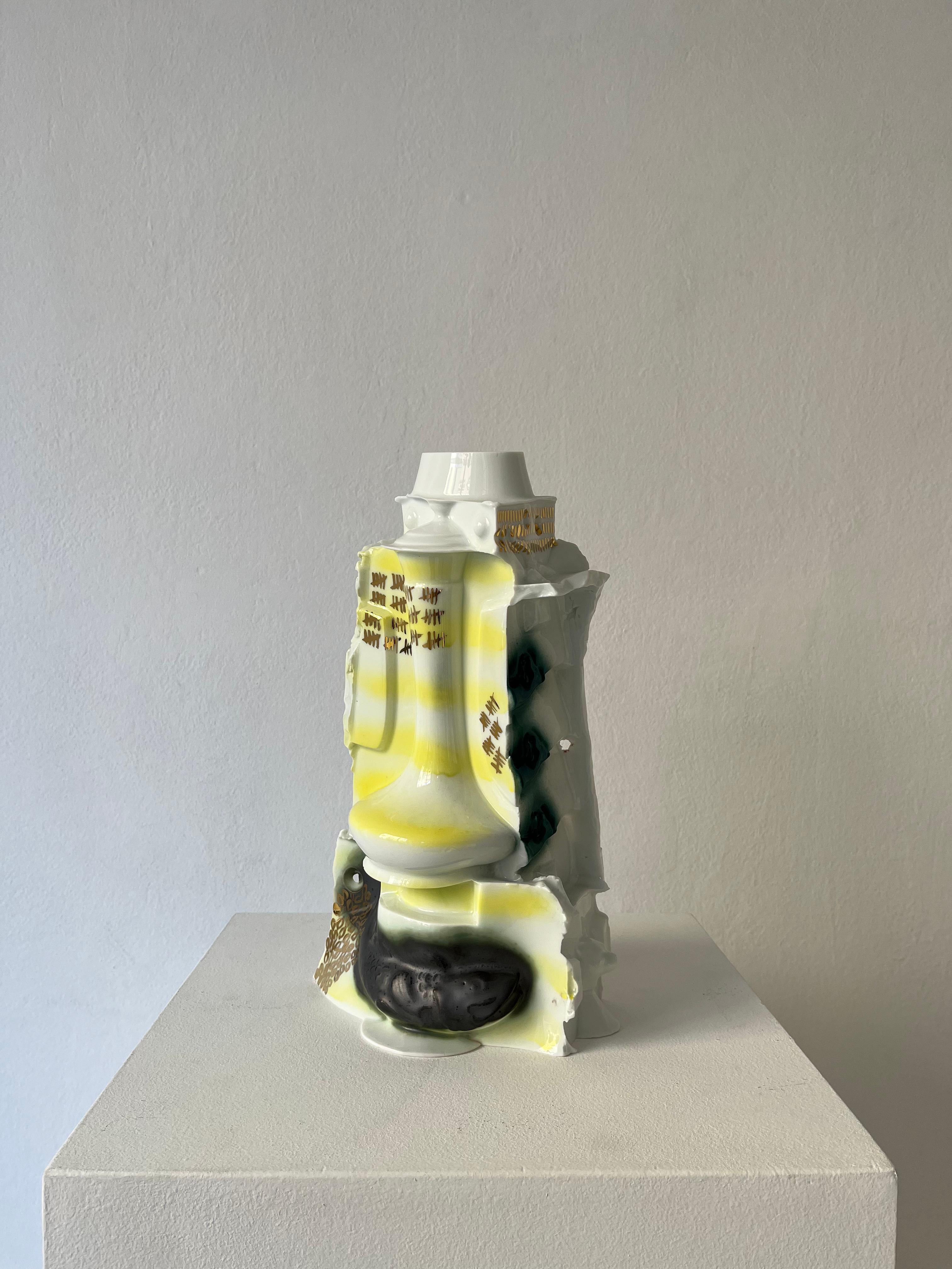 Français Vase « Happy lovers » décoré en porcelaine émaillée, série de 2 en vente