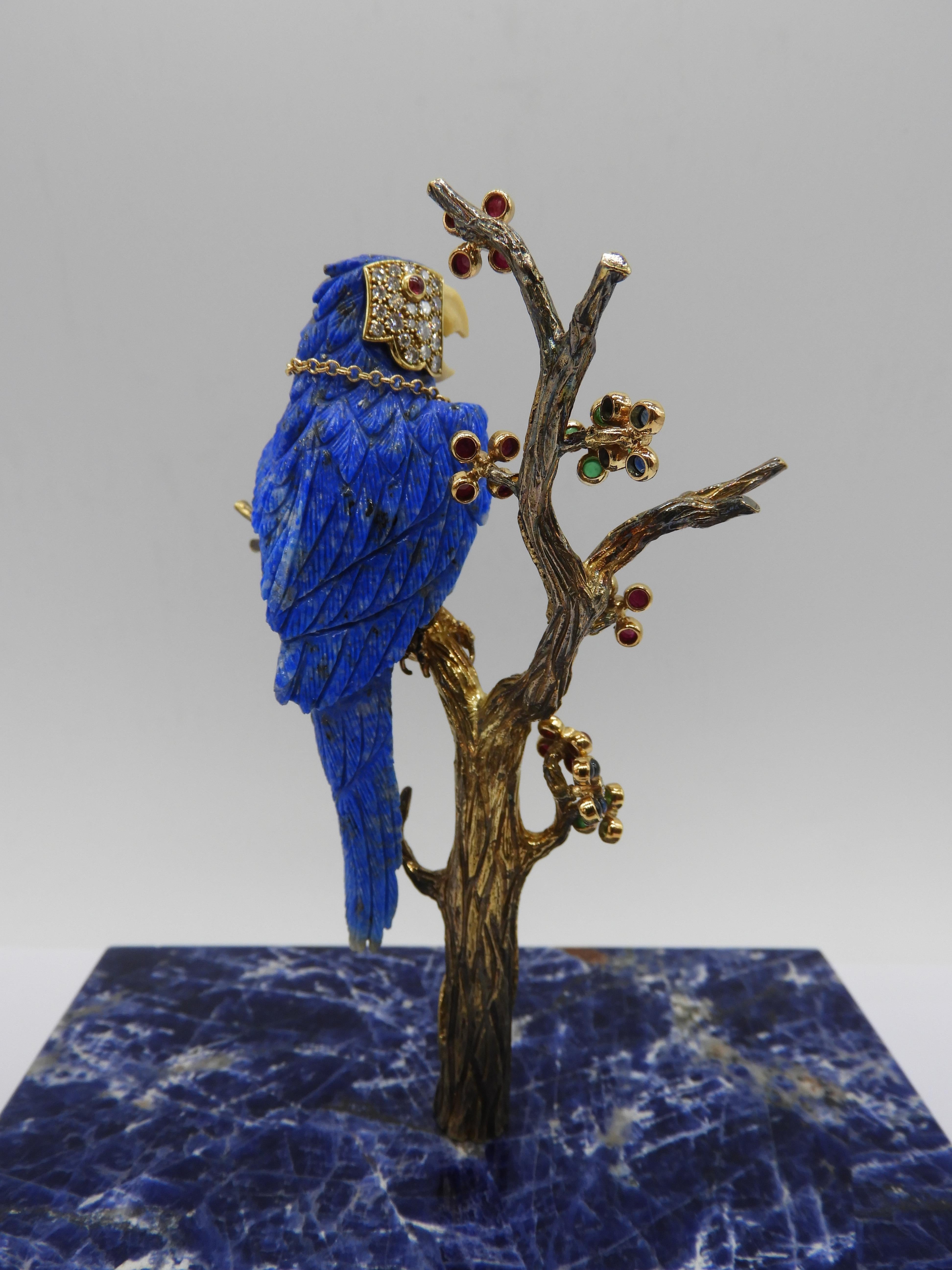 Happy Macaw 18 Karat Gold, Diamonds and Lapis Lazuli Figurine Sculpture For Sale 1