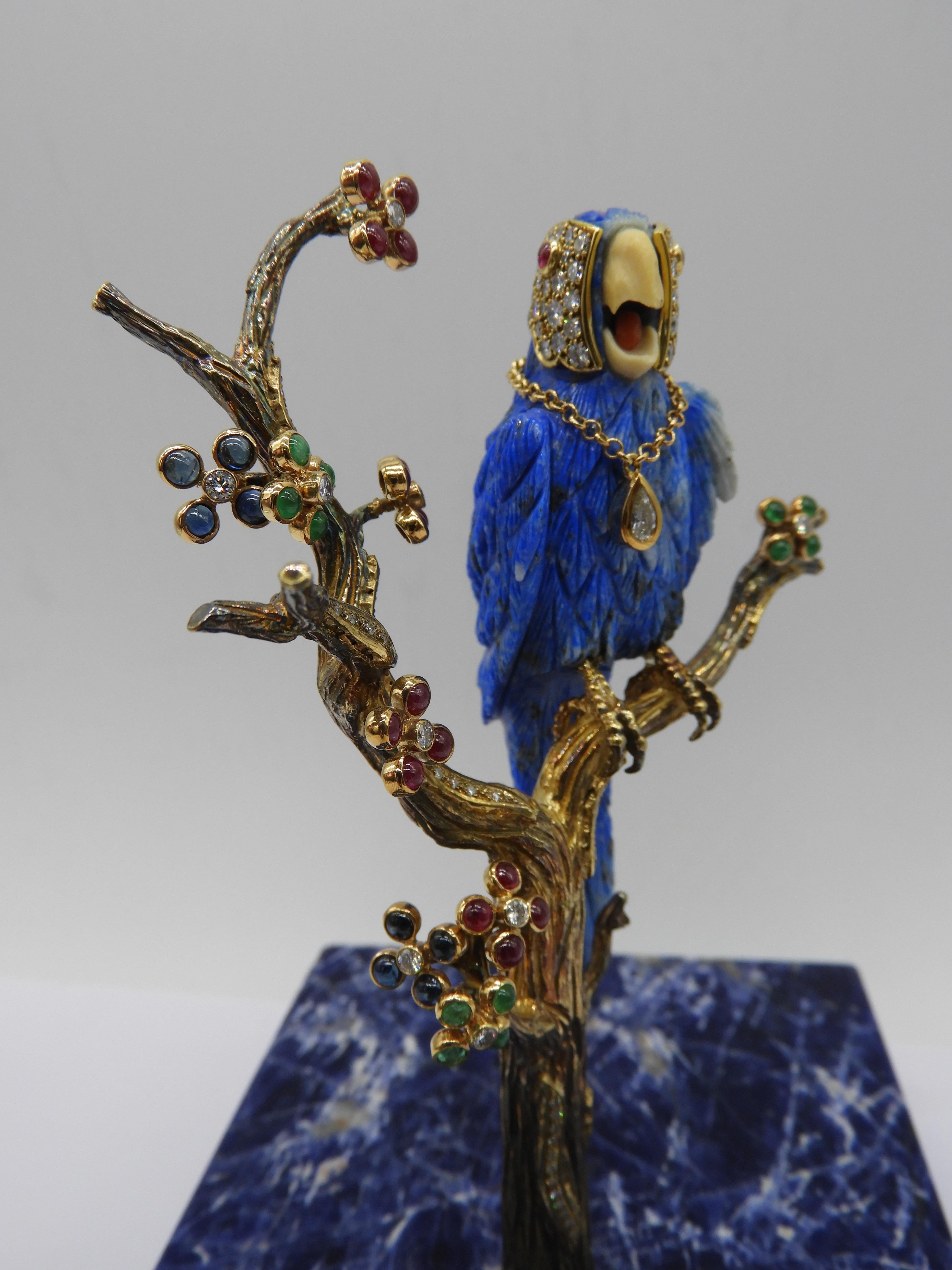 Happy Macaw Figurenskulptur aus 18 Karat Gold, Diamanten und Lapislazuli (Tropfenschliff) im Angebot