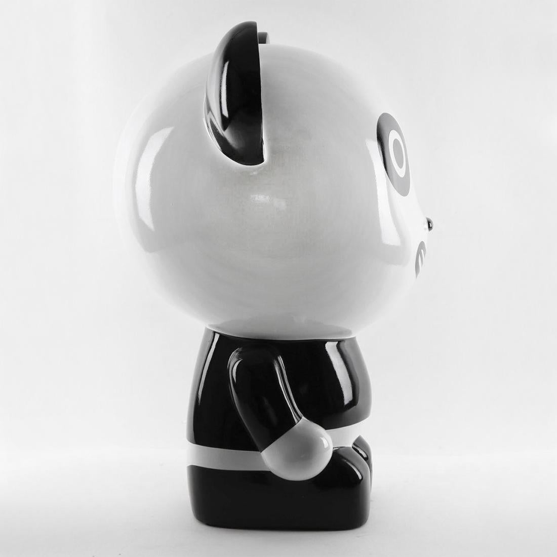 Escultura Panda Feliz con toda la estructura en
fibra de vidrio en acabado lacado en blanco y negro.
Pieza numerada y firmada por el artista Jiji.