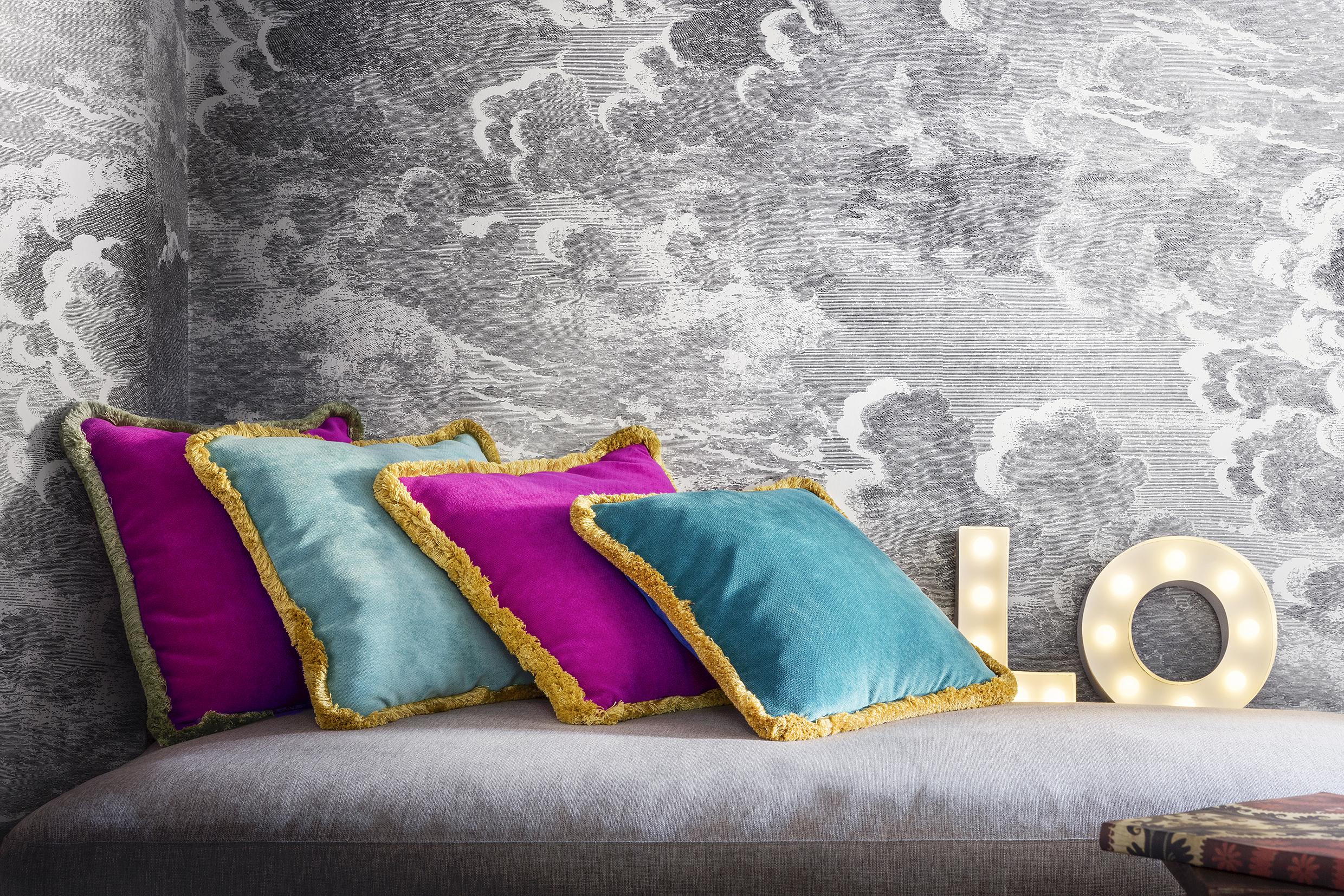 Eklektisches Kissen aus weichem Samt mit Baumwollfransen. Dieses Kissen  ist ein textiles Meisterwerk für Betten und Sofas. Dieses Einlegekissen ist mit Samtstoffen und Baumwollfransen gefertigt und verleiht dem Wohnraum einen Hauch von eleganter