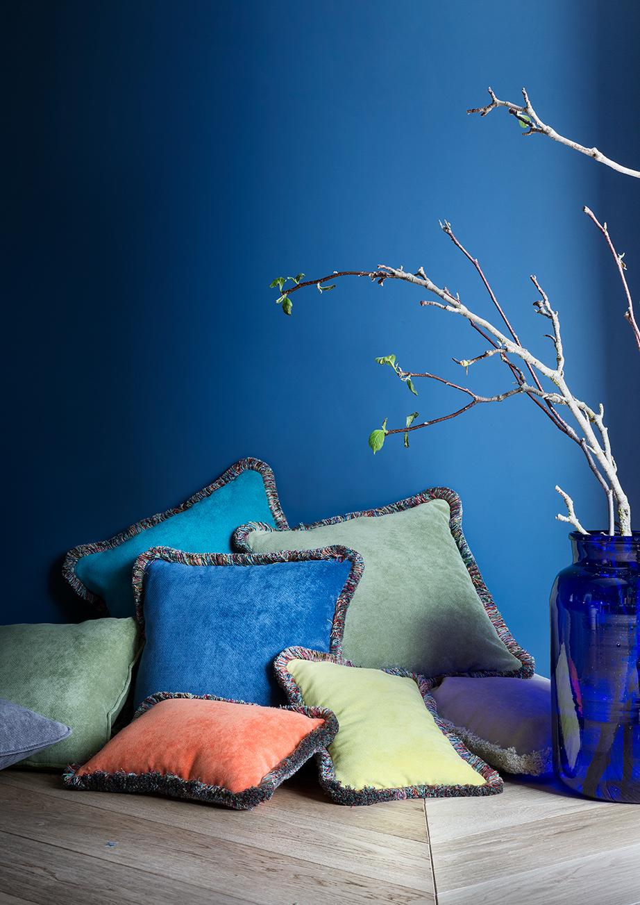 Italiano Cuscino Happy Azzurro con frange gialle in vendita