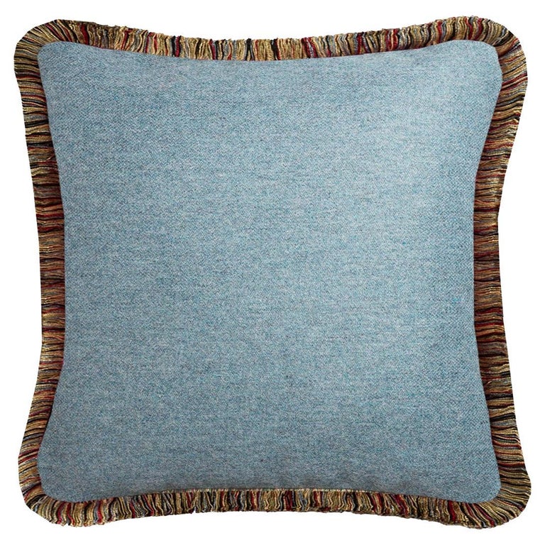 Happy Pillow Coussin en laine de Mongolie Bleu clair avec franges  multicolores En vente sur 1stDibs