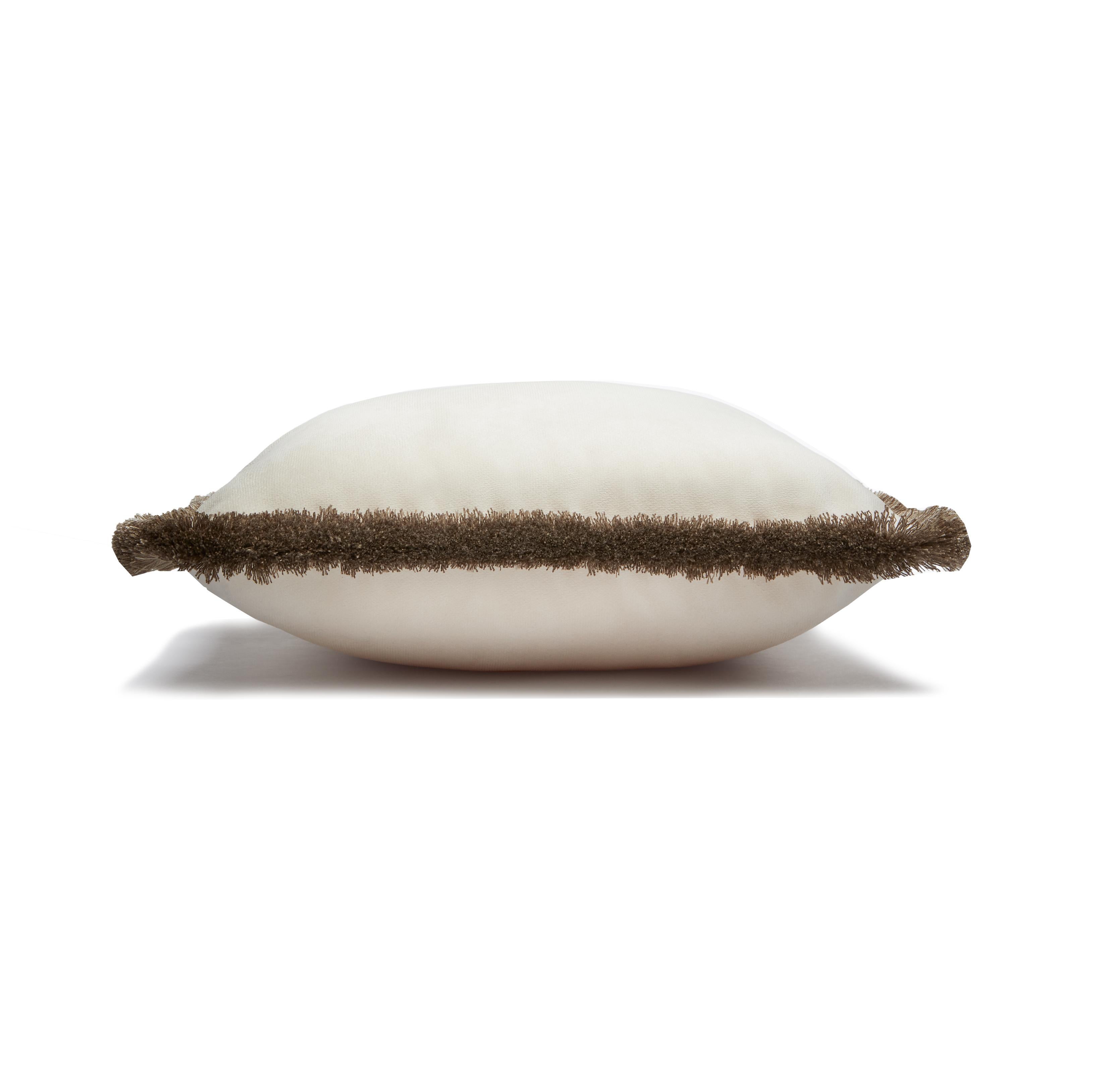 Esta elegante funda de cojín ha sido cuidadosamente cosida a mano con suave terciopelo beige y contorneada por un prestigioso fleco de algodón multicolor. Un complemento sofisticado para un sofá clásico o contemporáneo por igual, puede combinarse