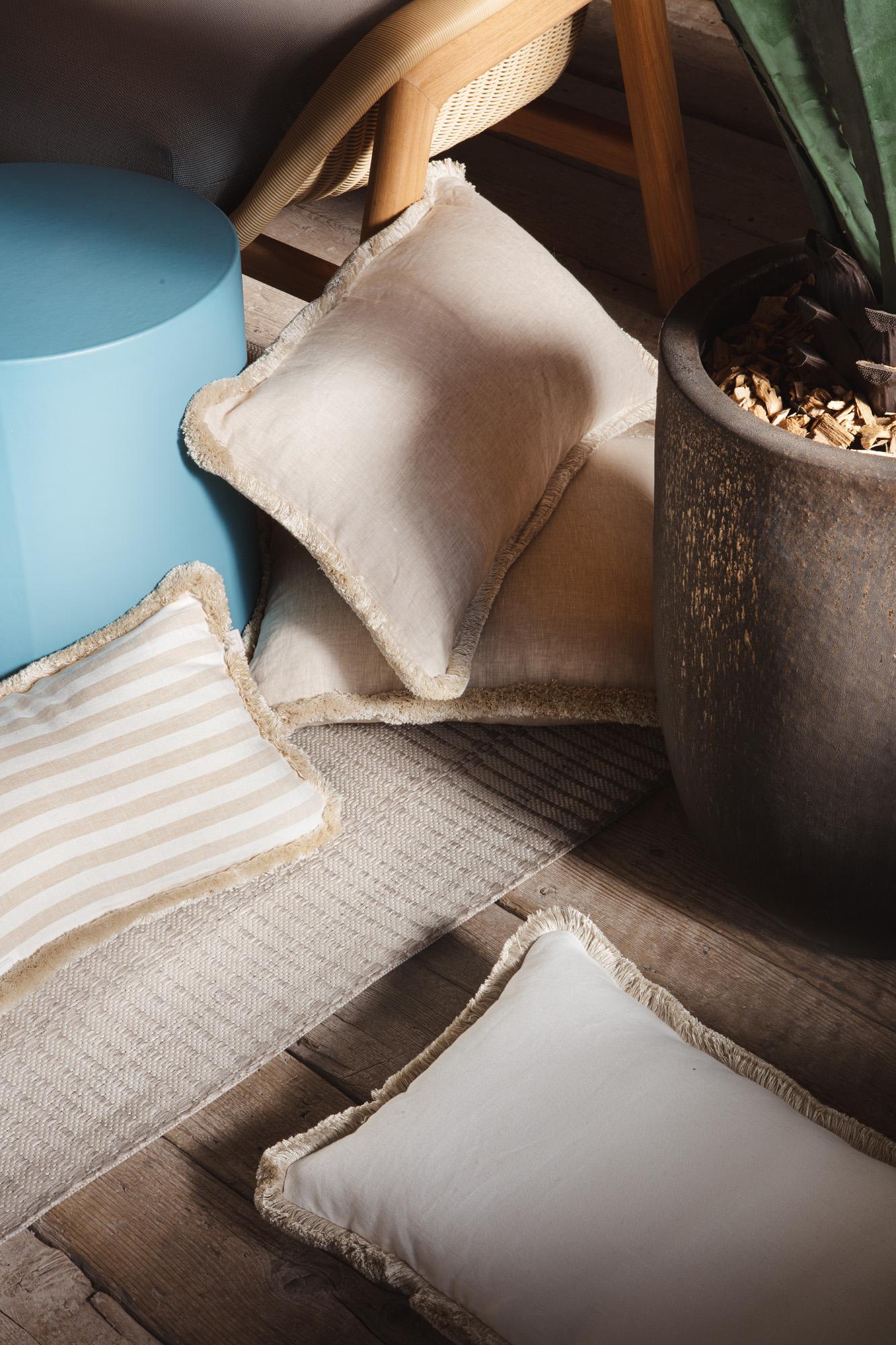 Almohada Feliz Beige Sahara con Flecos Multicolor Moderno en venta