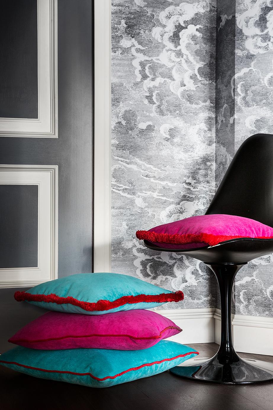 Fait main Happy Pillow Velvet Fuchsia avec franges  Petit en vente