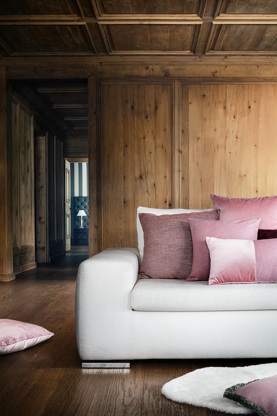 Happy Pillow Samt Rosa mit rosafarbenen mehrfarbigen Fransen (Moderne) im Angebot
