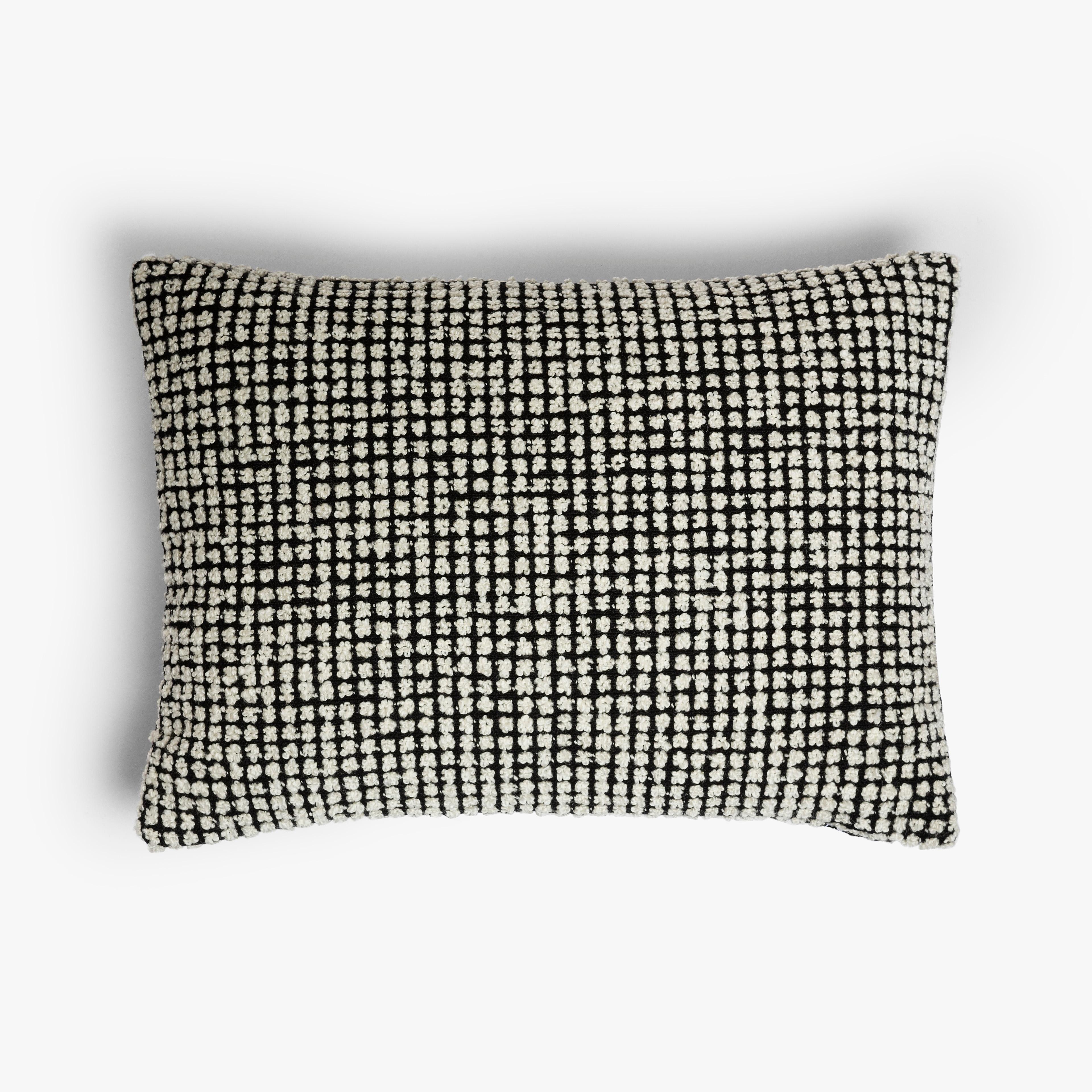 XXIe siècle et contemporain Coussin Happy en velours blanc avec franges noires  en vente