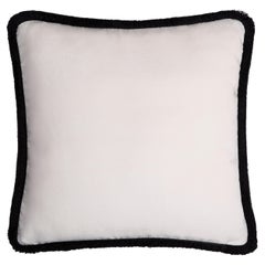 Coussin Happy en velours blanc avec franges noires 