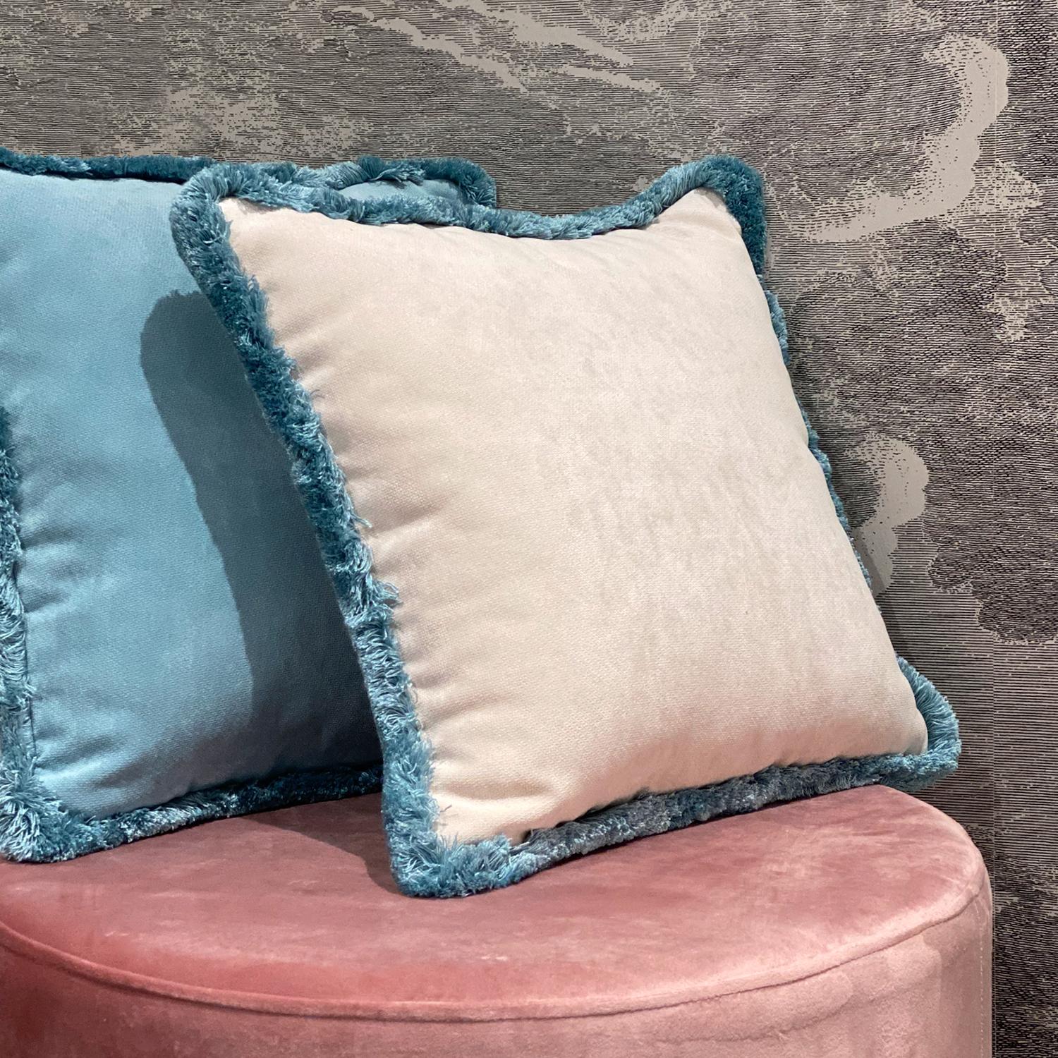 This exquisite square cushion will suit any decor with its neutral tones and refined allure. Padded with polyester fiber, the velvet removable cover boasts an elegant white color accented with a border of light blue trimming, resulting in an