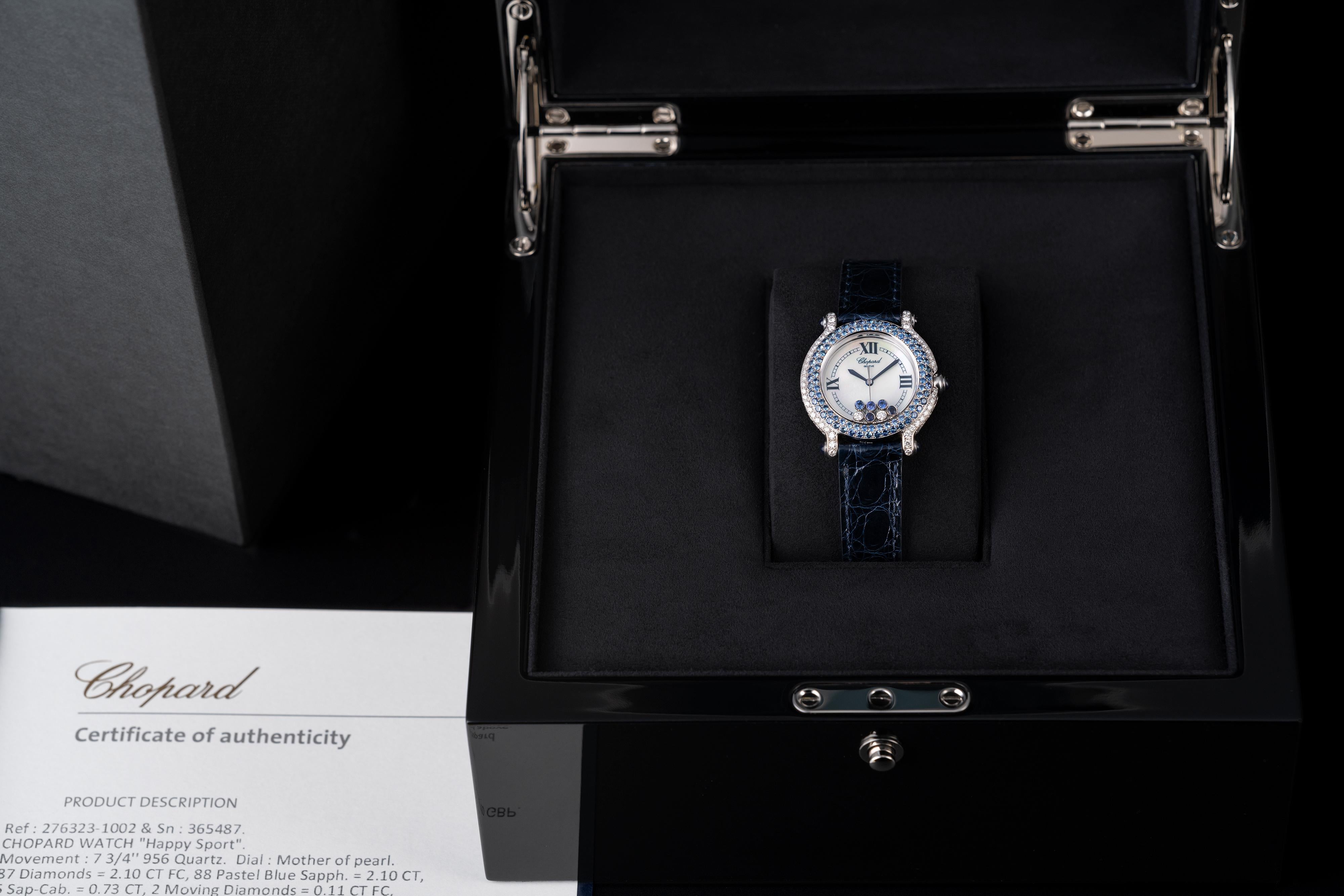 Whiting présente une superbe Chopard Happy Sport en or blanc 18 carats. Le boîtier de 32,5 mm est orné de 87 diamants taille brillant (2,10 ct) sur son flanc et d'une lunette sertie de 88 saphirs bleu pastel (2,10 ct). Les cornes et la couronne sont