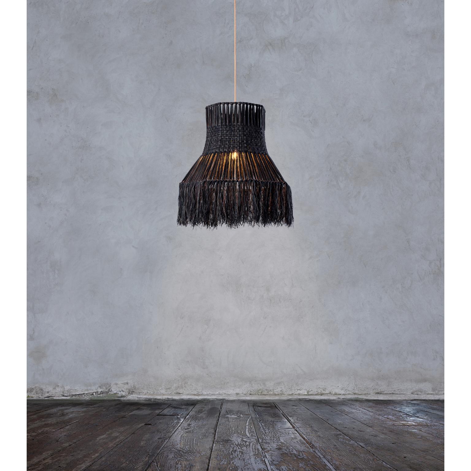 Lampada a sospensione Happy Waste nera di SKRYTA
Dimensioni: Ø 30/55 x H. 60 cm. 
Materiali: Filato.

Disponibile in due misure e in diversi colori. Tutte le nostre lampade possono essere cablate a seconda del Paese. Se viene venduto negli Stati