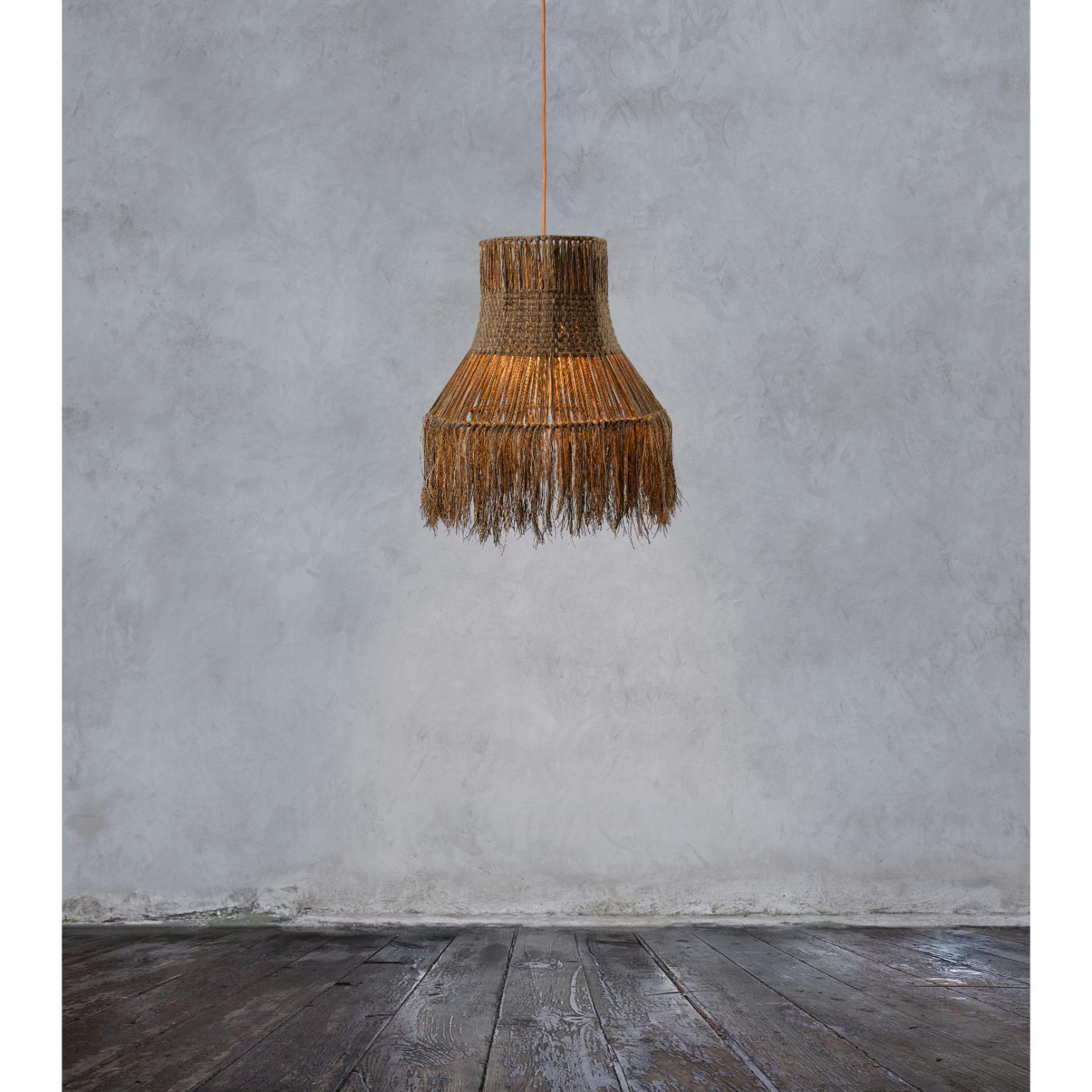 Lampada a sospensione Happy Waste Brown di SKRYTA
Dimensioni: Ø 30/55 x H. 60 cm. 
Materiali: Filato.

Disponibile in due misure e in diversi colori. Tutte le nostre lampade possono essere cablate a seconda del Paese. Se viene venduto negli Stati