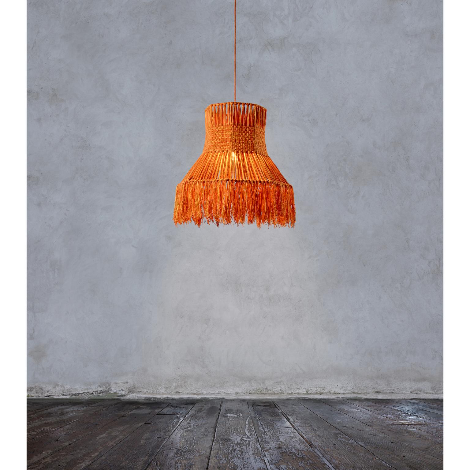 Lámpara Colgante Happy Waste Naranja by SKRYTA
Dimensiones: Ø 30/55 x H 60 cm. 
Materiales: Hilo.

Disponible en dos tamaños y diferentes colores. Todas nuestras lámparas pueden cablearse según cada país. Si se vende a EE.UU., se cableará para ese
