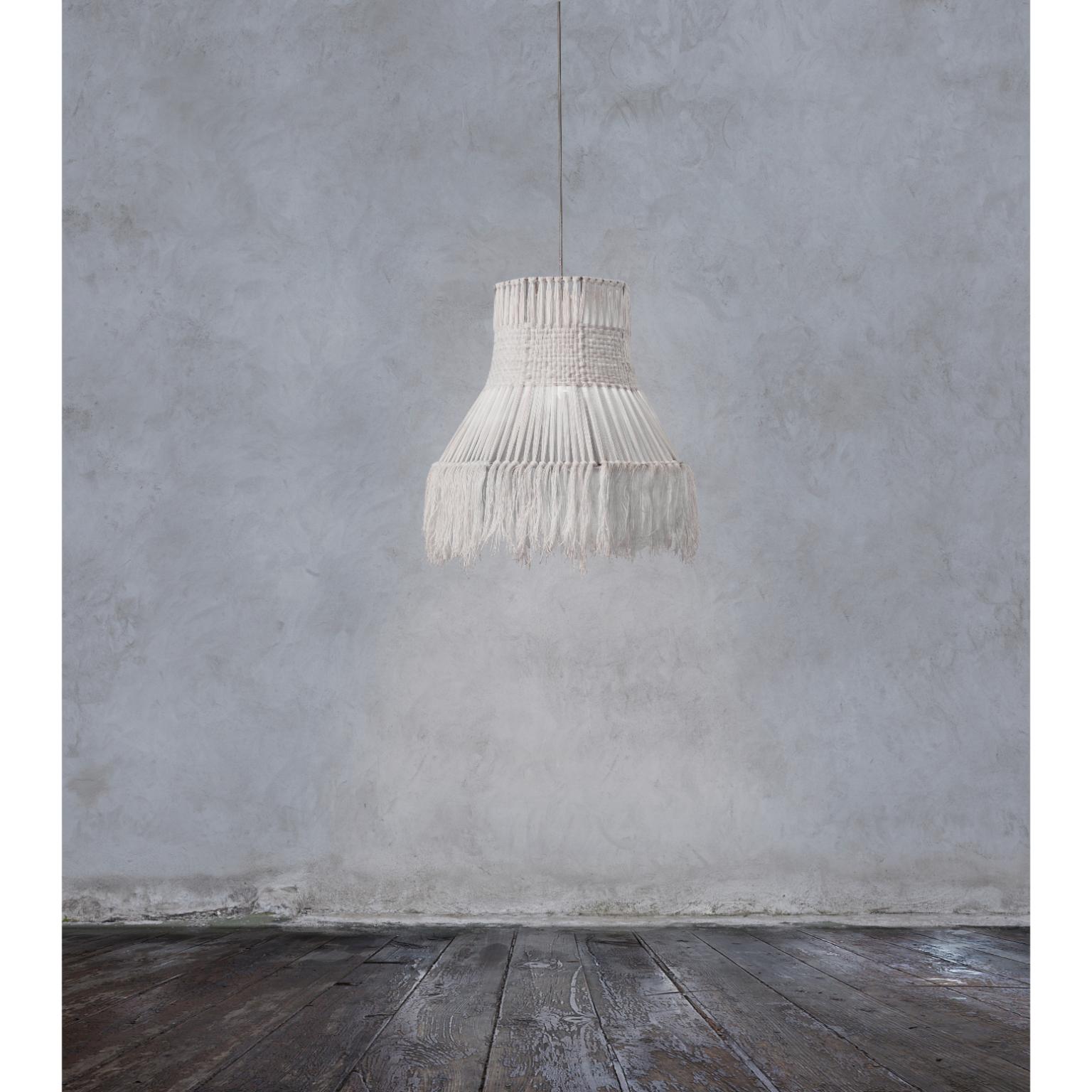 Lampada a sospensione Happy Waste White di SKRYTA
Dimensioni: Ø 30/55 x H. 60 cm. 
Materiali: Filato.

Disponibile in due misure e in diversi colori. Tutte le nostre lampade possono essere cablate a seconda del Paese. Se viene venduto negli Stati