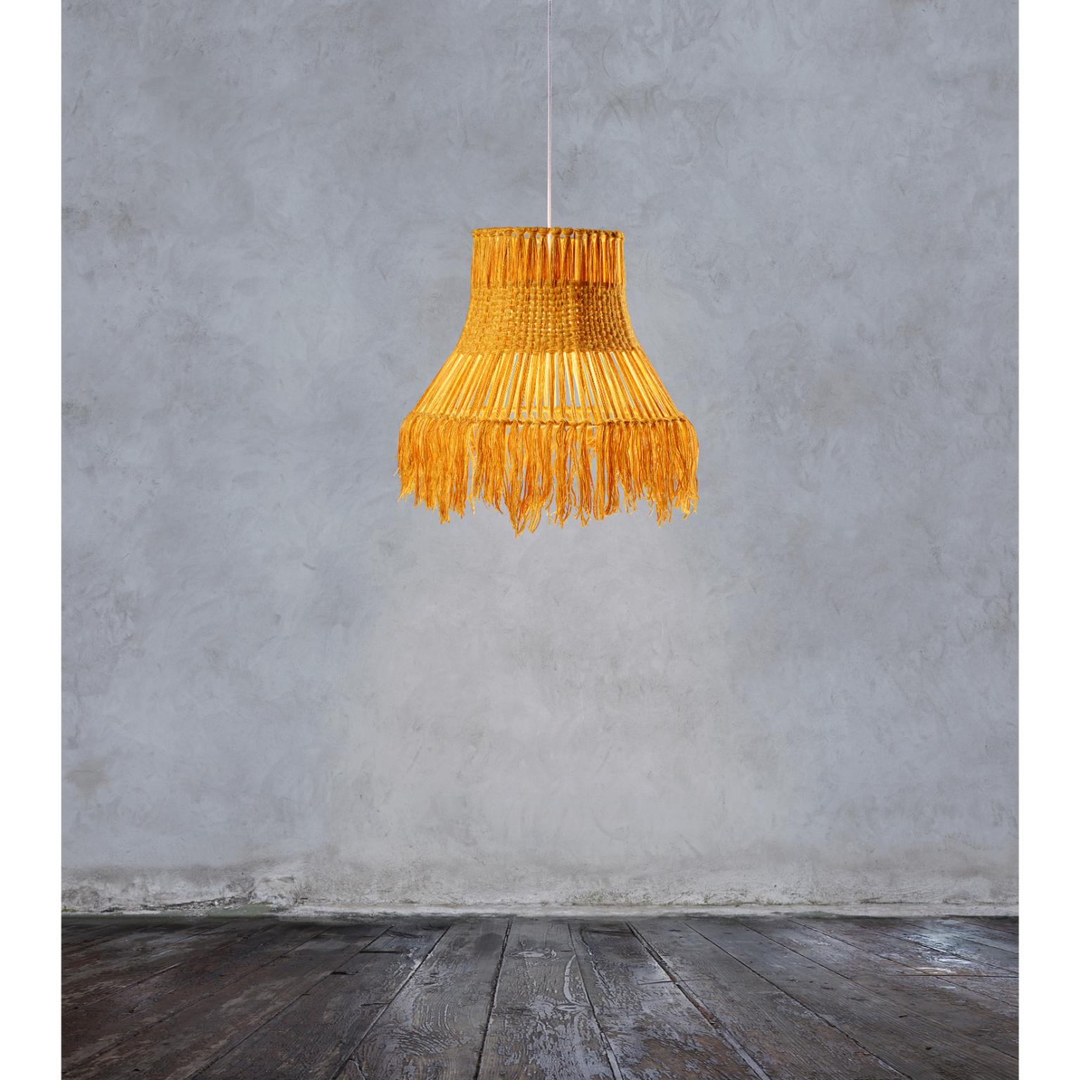 Lampada a sospensione Happy Waste Yellow di SKRYTA
Dimensioni: Ø 30/55 x H. 60 cm. 
Materiali: Filato.

Disponibile in due misure e in diversi colori. Tutte le nostre lampade possono essere cablate a seconda del Paese. Se viene venduto negli Stati