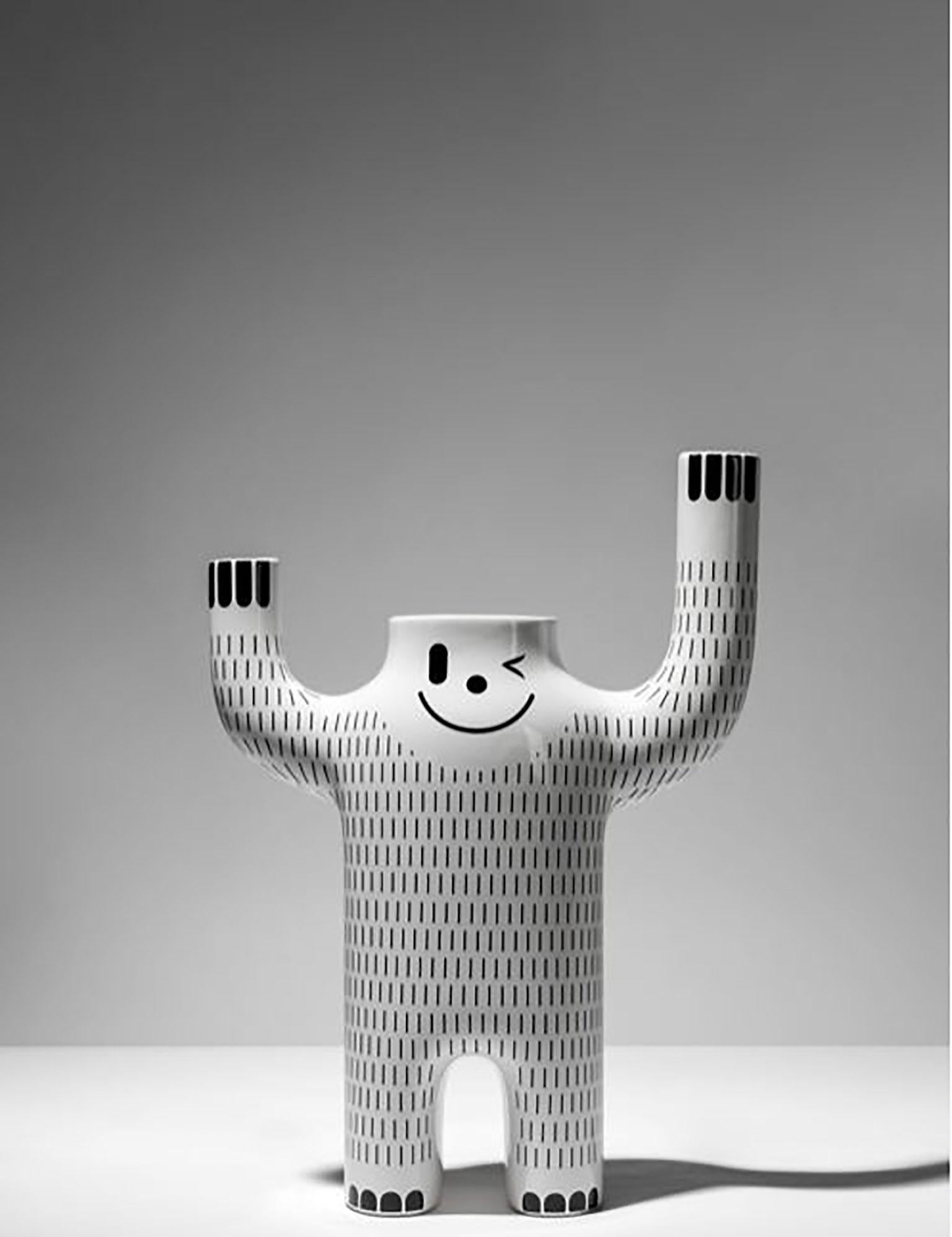 Le vase Happy Yeti conçu par Jaime Hayon pour BD Barcelona est une pièce charmante en céramique émaillée. L'artiste-designer espagnol Jaime Hayon est l'un des créateurs les plus acclamés au monde. L'estime et les connaissances de Hayon en matière de