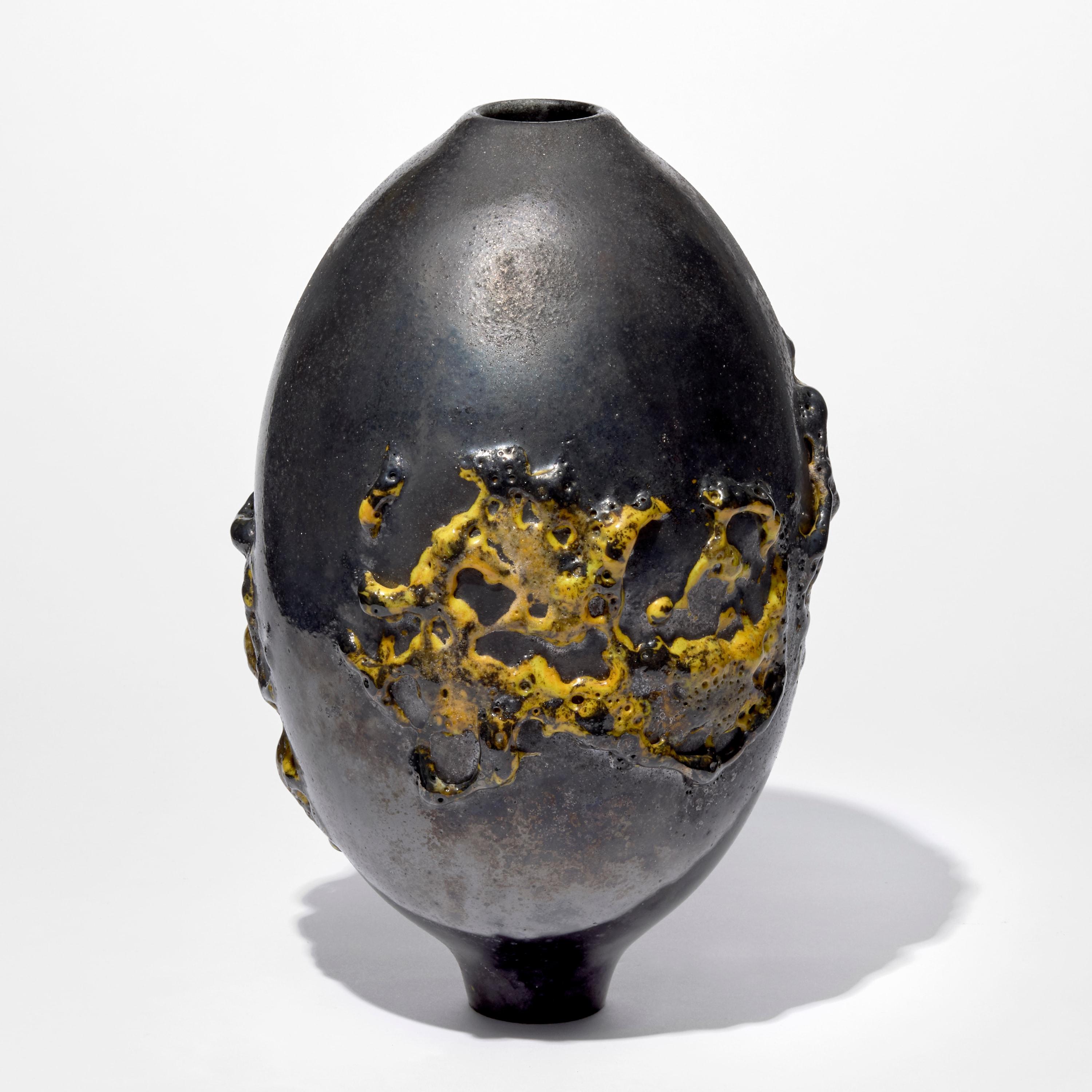 Organico moderno Haptic in Yellow I, vaso in vetro scuro con texture peltro di Morten Klitgaard in vendita