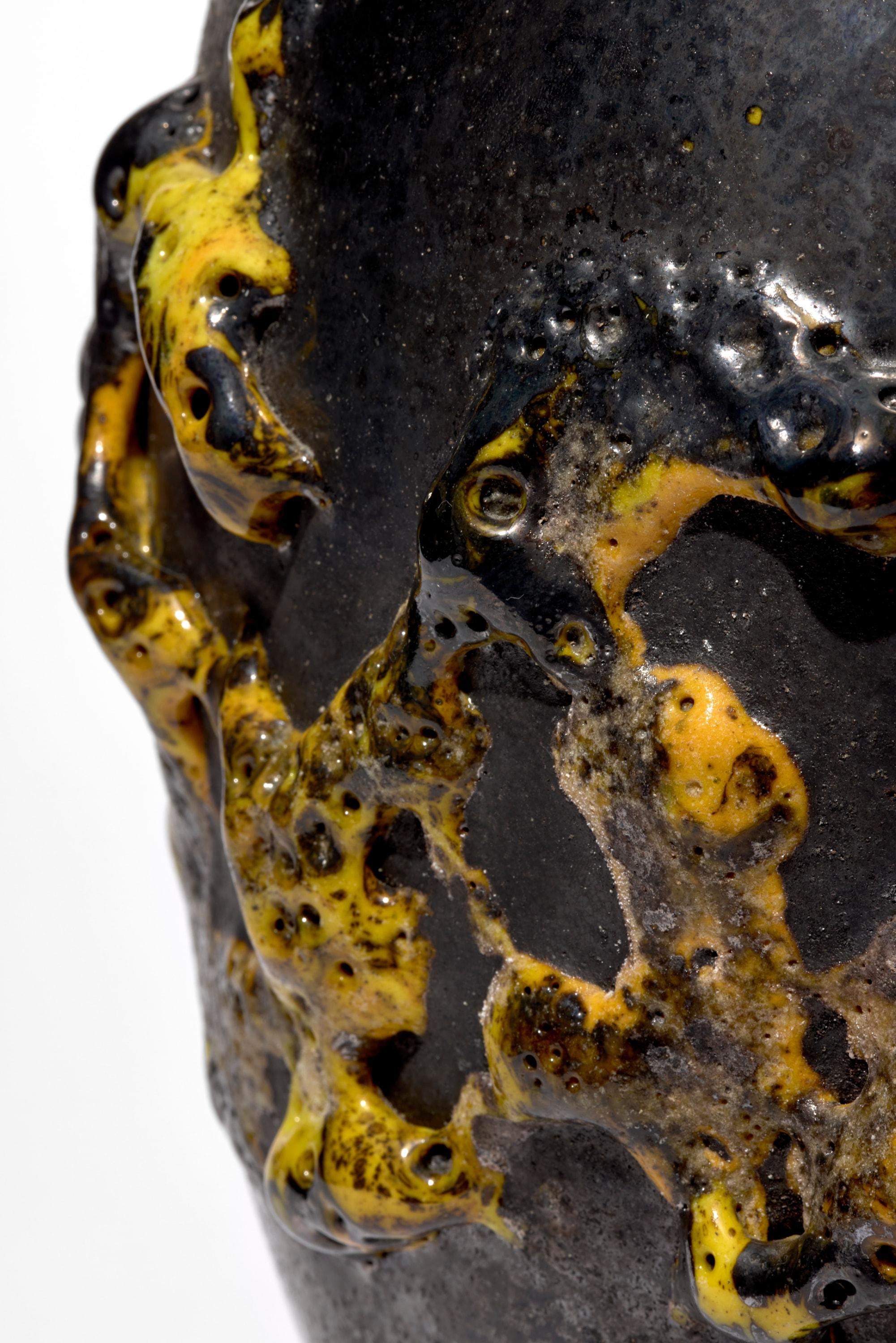 Fatto a mano Haptic in Yellow I, vaso in vetro scuro con texture peltro di Morten Klitgaard in vendita